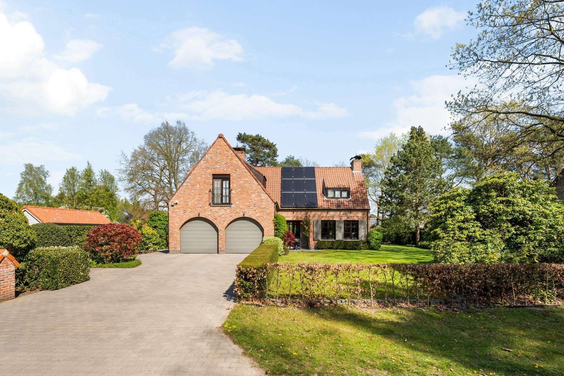Ruime woning met 4 slaapkamers, bureel en zwembad op een perceel van ca 1874m².