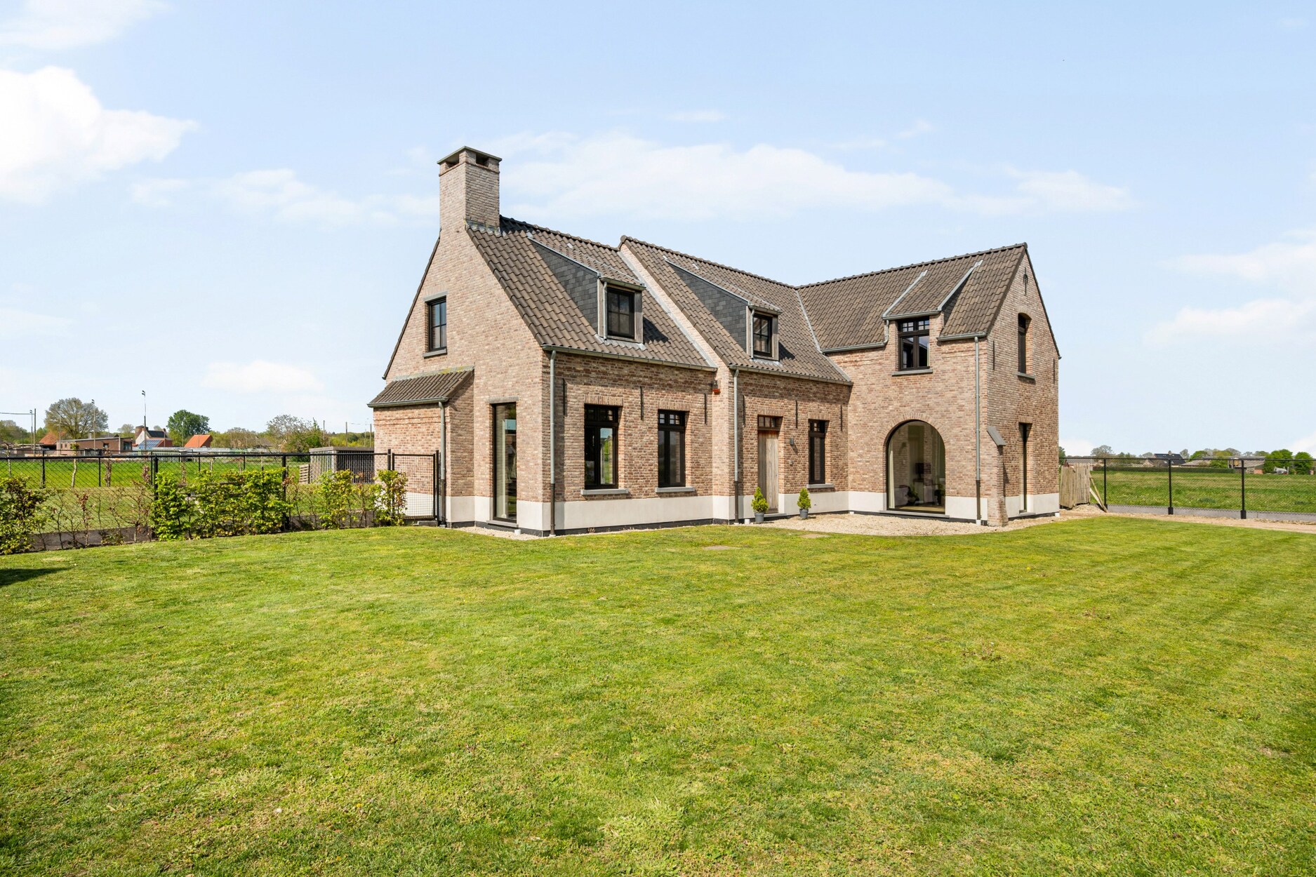 Luxueuze villa met vrij uitzicht op perceel van ca. 6886m² te Hoogstraten!