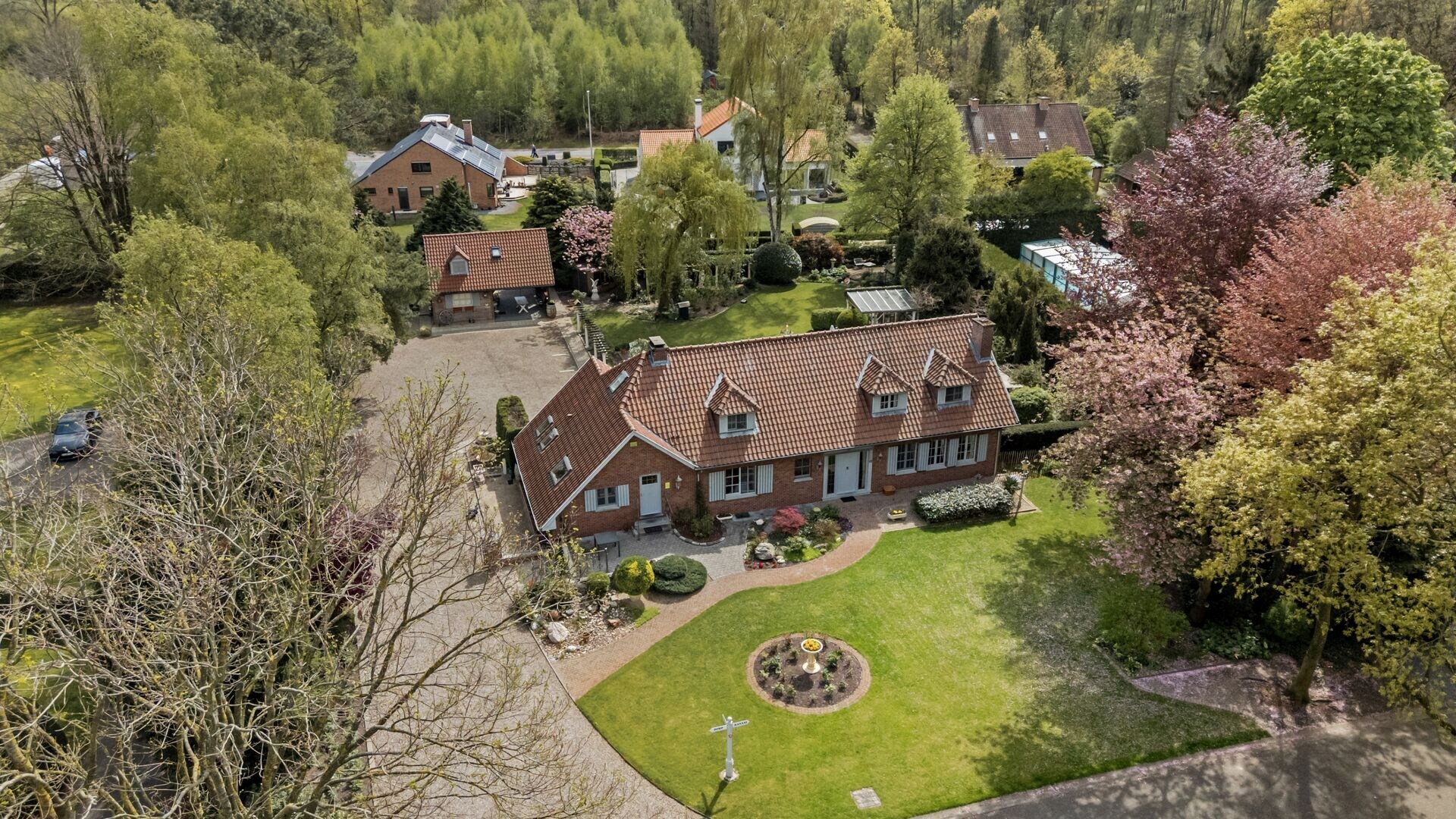 Statige villa van +-424m² met vakantiewoning op toplocatie en groen terrein van +-2539m² in Bolderberg.