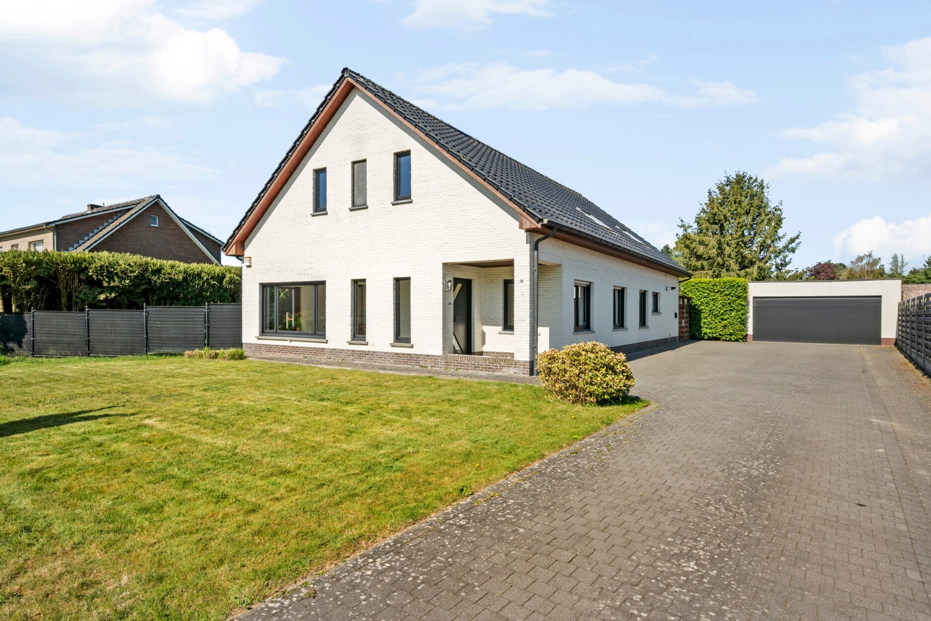 Ruime, vrijstaande woning met 5 slpks, 2 bdks en dubbele garage op ca 1.067m²