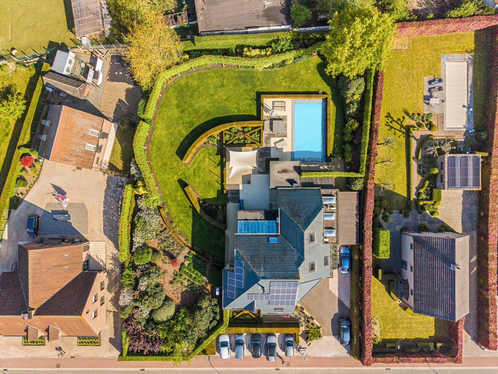 Ruime high-end villa met polyvalente ruimte en prachtige tuin