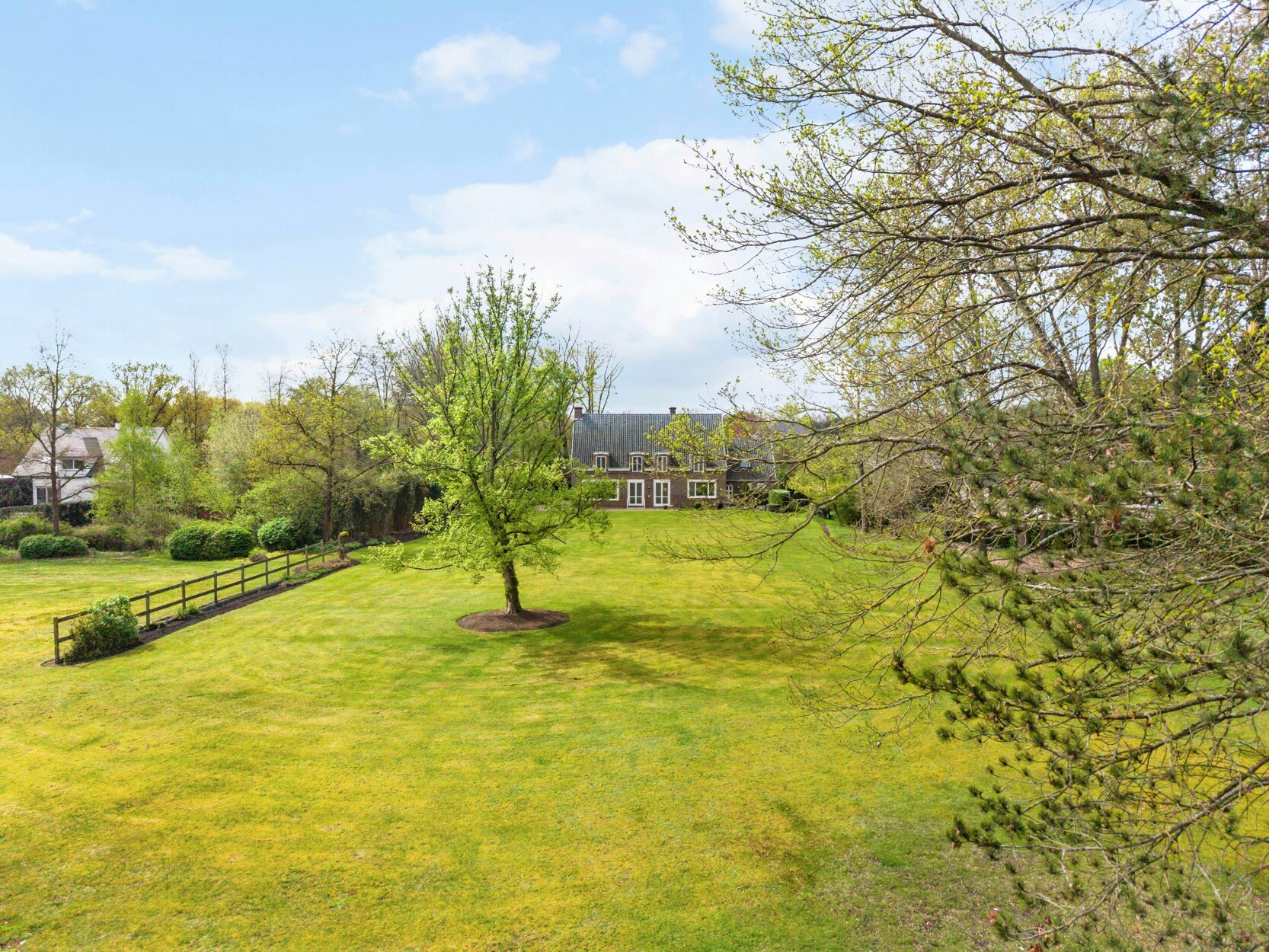 Uitzonderlijk domein van ca. 3,2 hectare in exclusieve residentiële omgeving te Hasselt (grens Bokrijk).