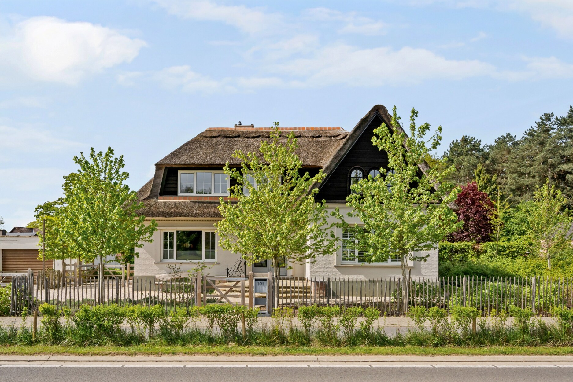 Karaktervolle landelijke villa met mooi aangelegde tuin van +-1424m² op een uitstekende locatie te Lummen.