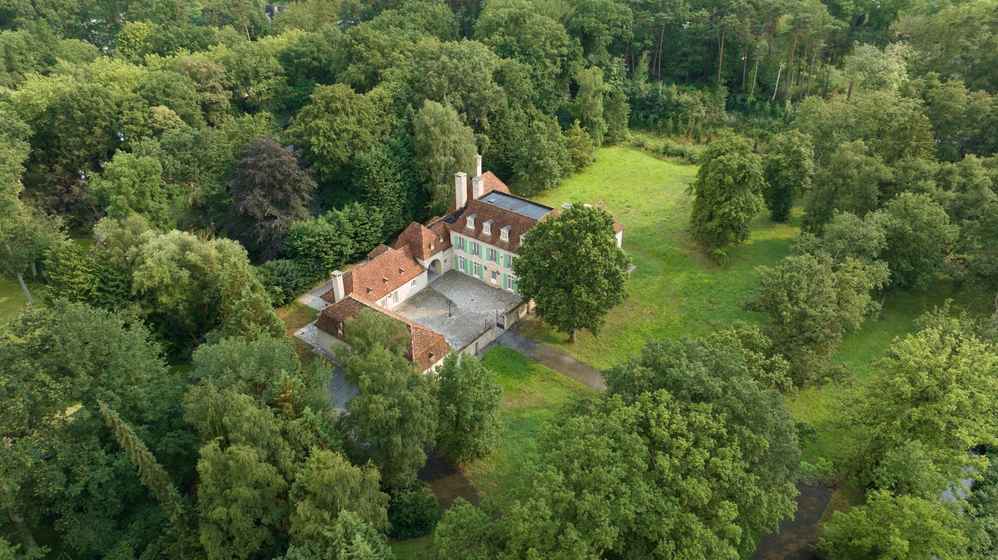 Exclusieve kasteelvilla op domein van 2,7 Ha