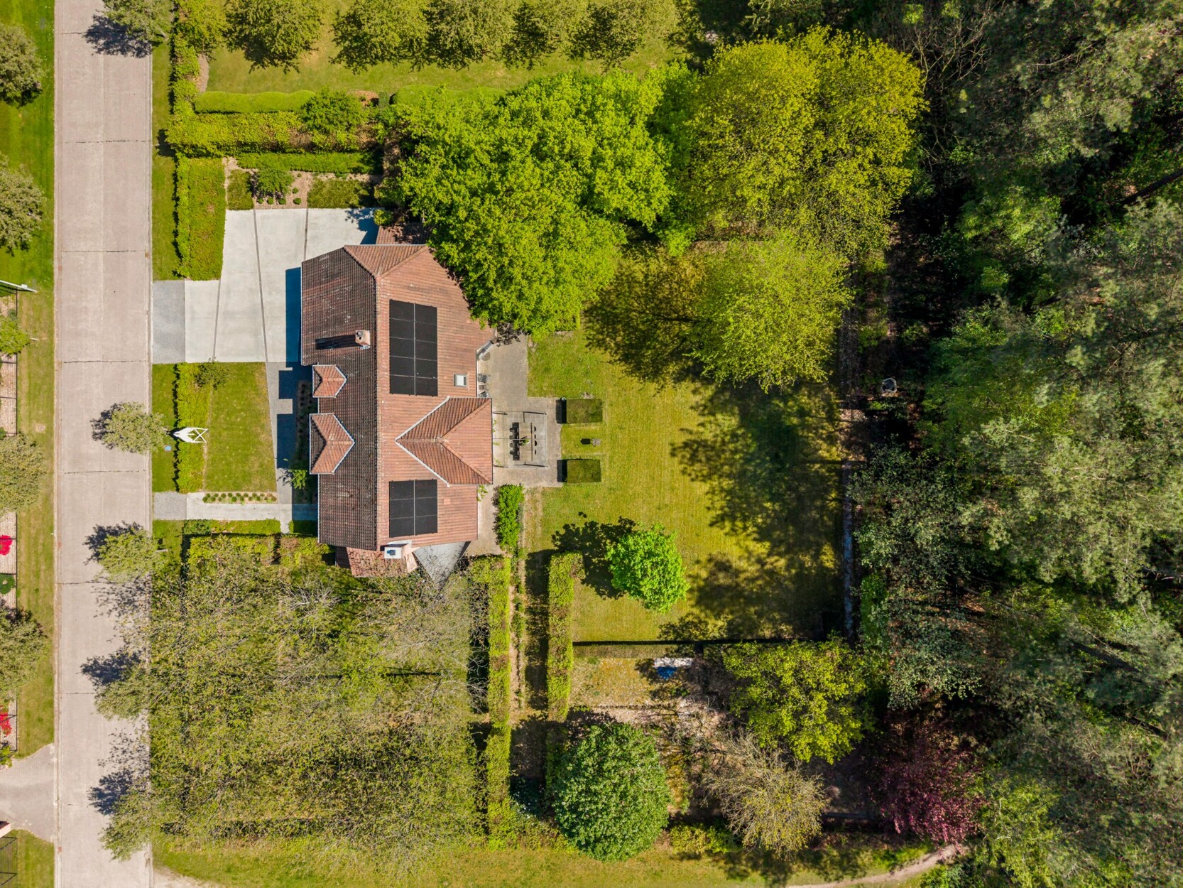 Tijdloze villa met groen uitzicht op +/- 2.750 m² te Lichtaart!