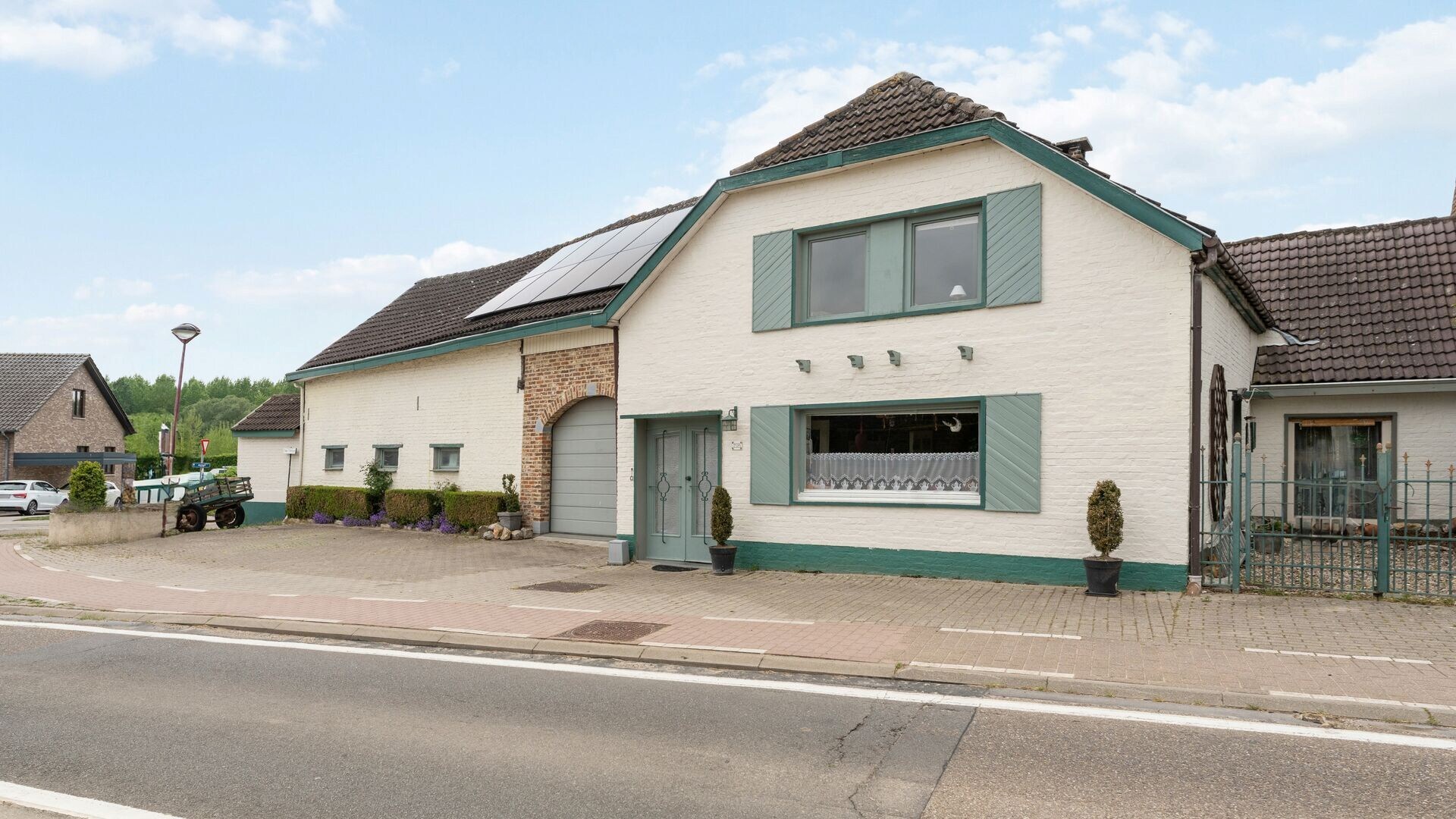 Charmante hoeve met bijgebouwen, hoeveschuren en authentieke tuin in Heers