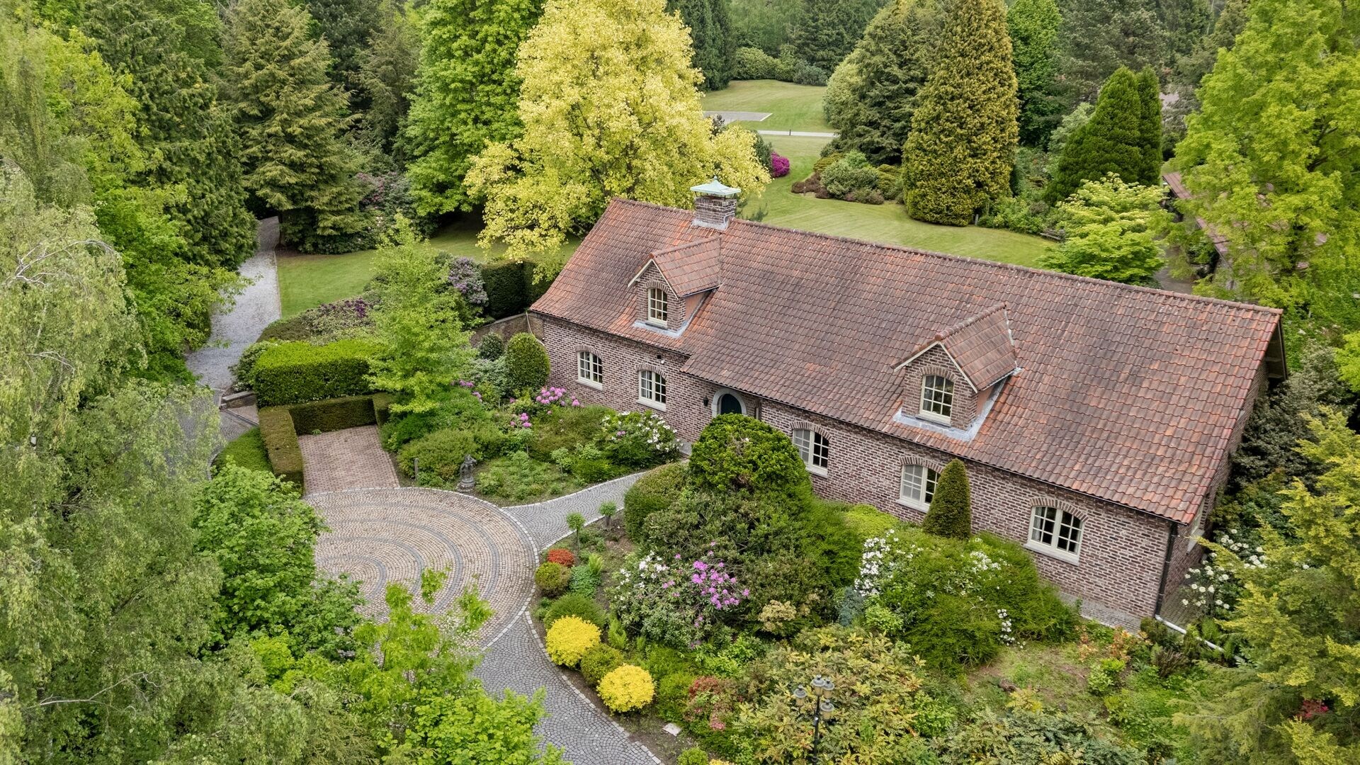 Exclusief landhuis van +- 565 m² op 18.755 m² privédomein te  Lanaken/Zutendaal.
