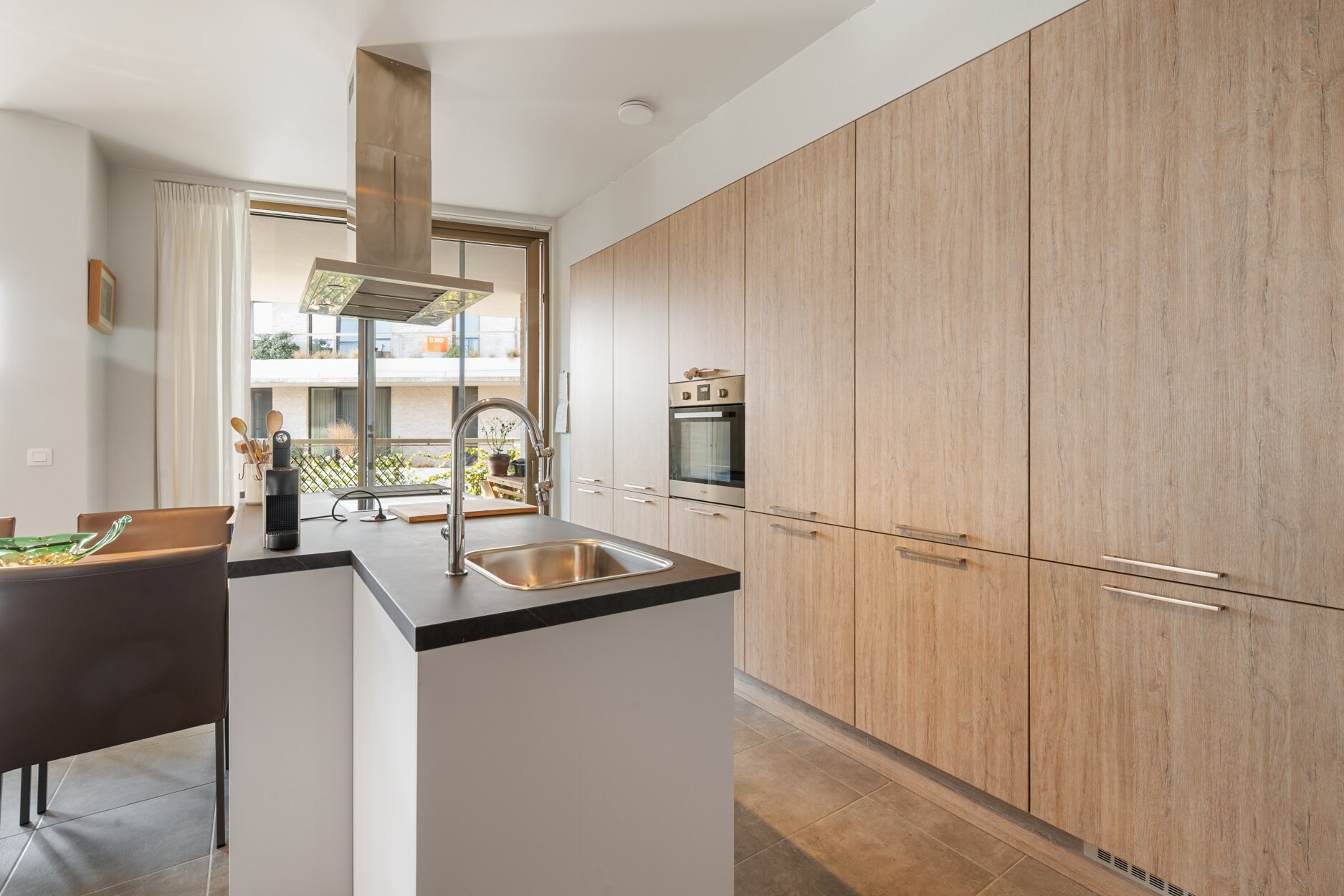Opbrengsteigendom : recent instapklaar appartement met één slaapkamer, kelderberging en terras op toplocatie in Hasselt