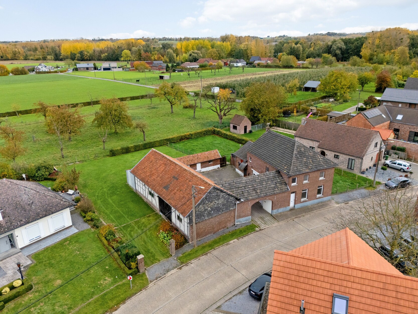Karaktervolle vierkantshoeve met gerenoveerde schuur op 1243m2