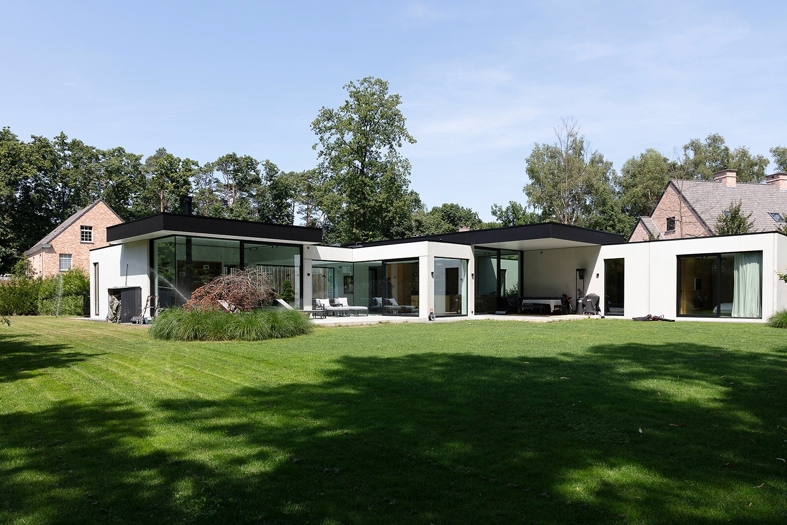 Hedendaagse designvilla in serene, groene discretie