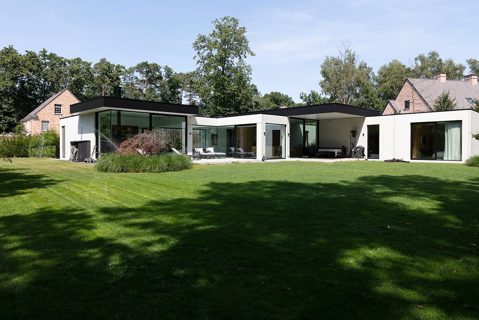 Hedendaagse designvilla in serene, groene discretie