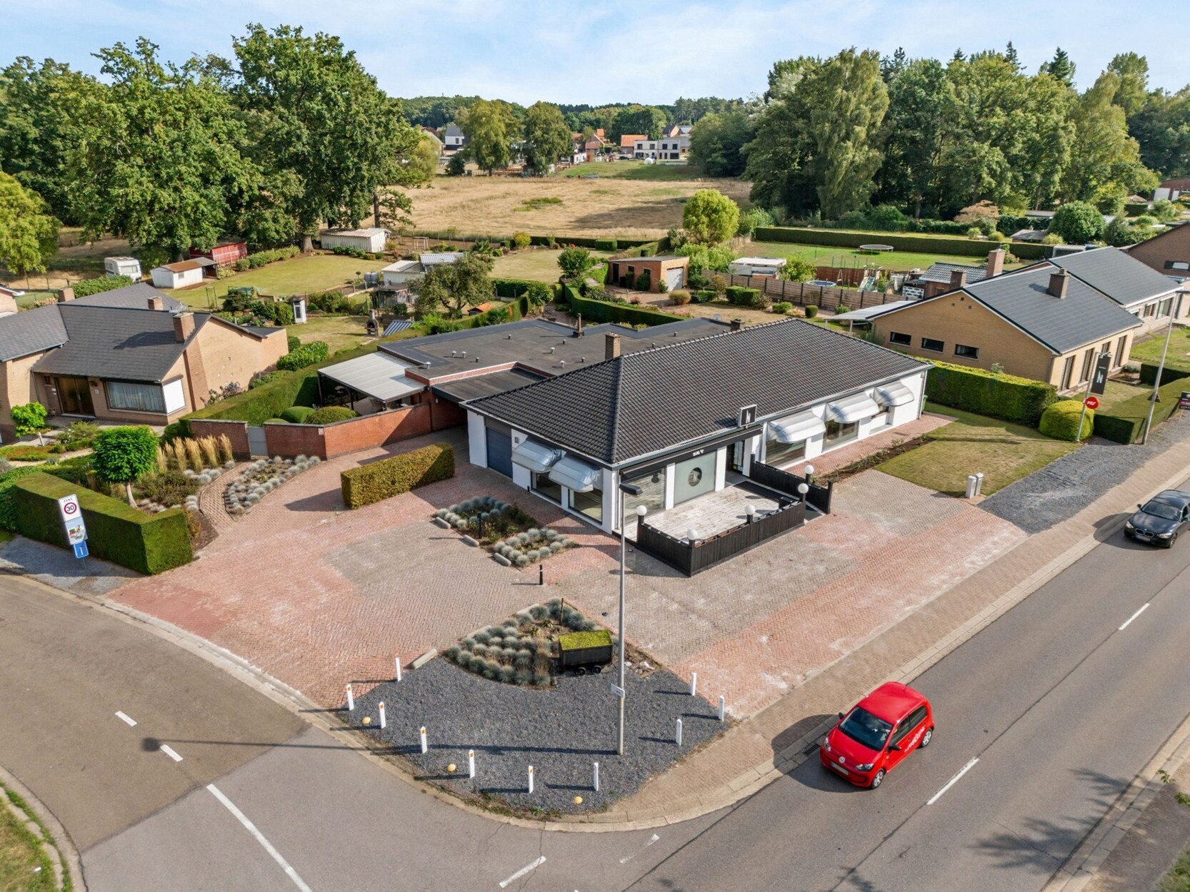 Uniek opbrengsteigendom met handelsruimte en ruim woongedeelte op toplocatie in Heusden-Zolder.