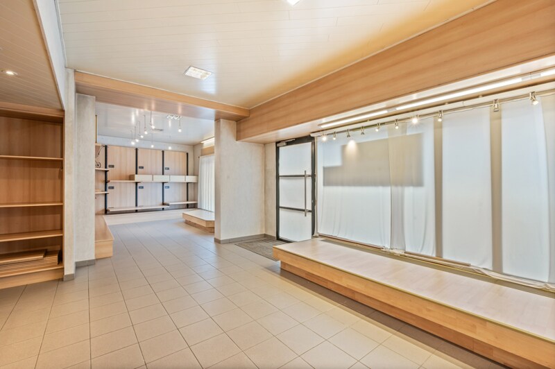 Commerciële winkel te Deinze