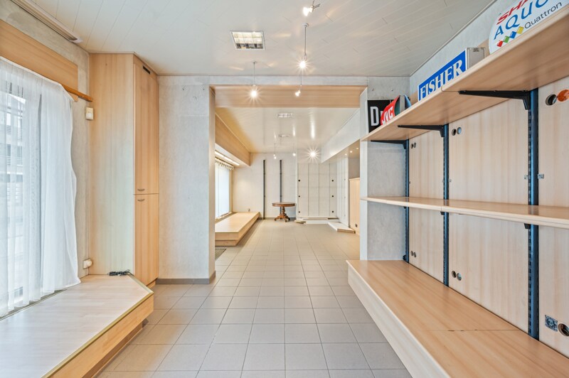 Commerciële winkel te Deinze