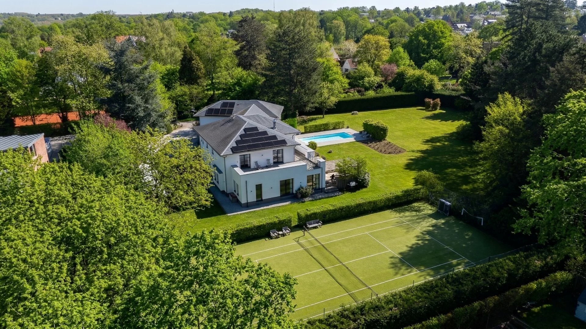 Luxe gerenoveerde villa met zwembad en tennisbaan in Ohain.