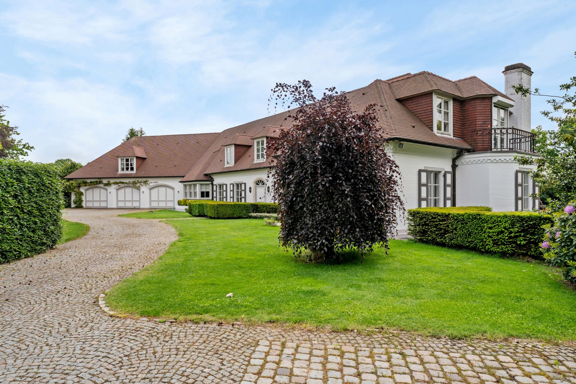 Stijlvolle, kwalitatieve villa van 1008m² gelegen op een terrein van 6709m² op wandelafstand van de binnenstad van Maaseik.