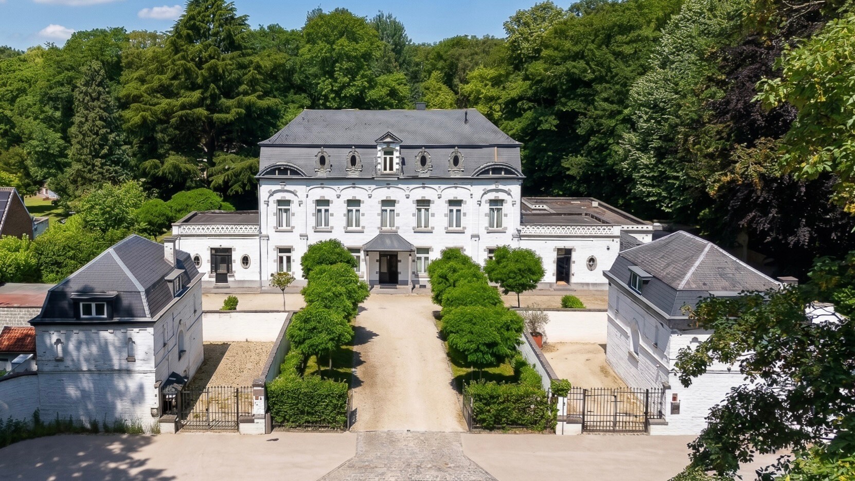 Mons - Karaktervol kasteel met bijgebouwen