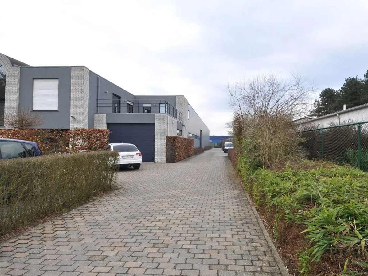 Handels- /opslagruimte van ca. 540m² (evt. mogelijkheid tot huren van 324m²) te Gierle