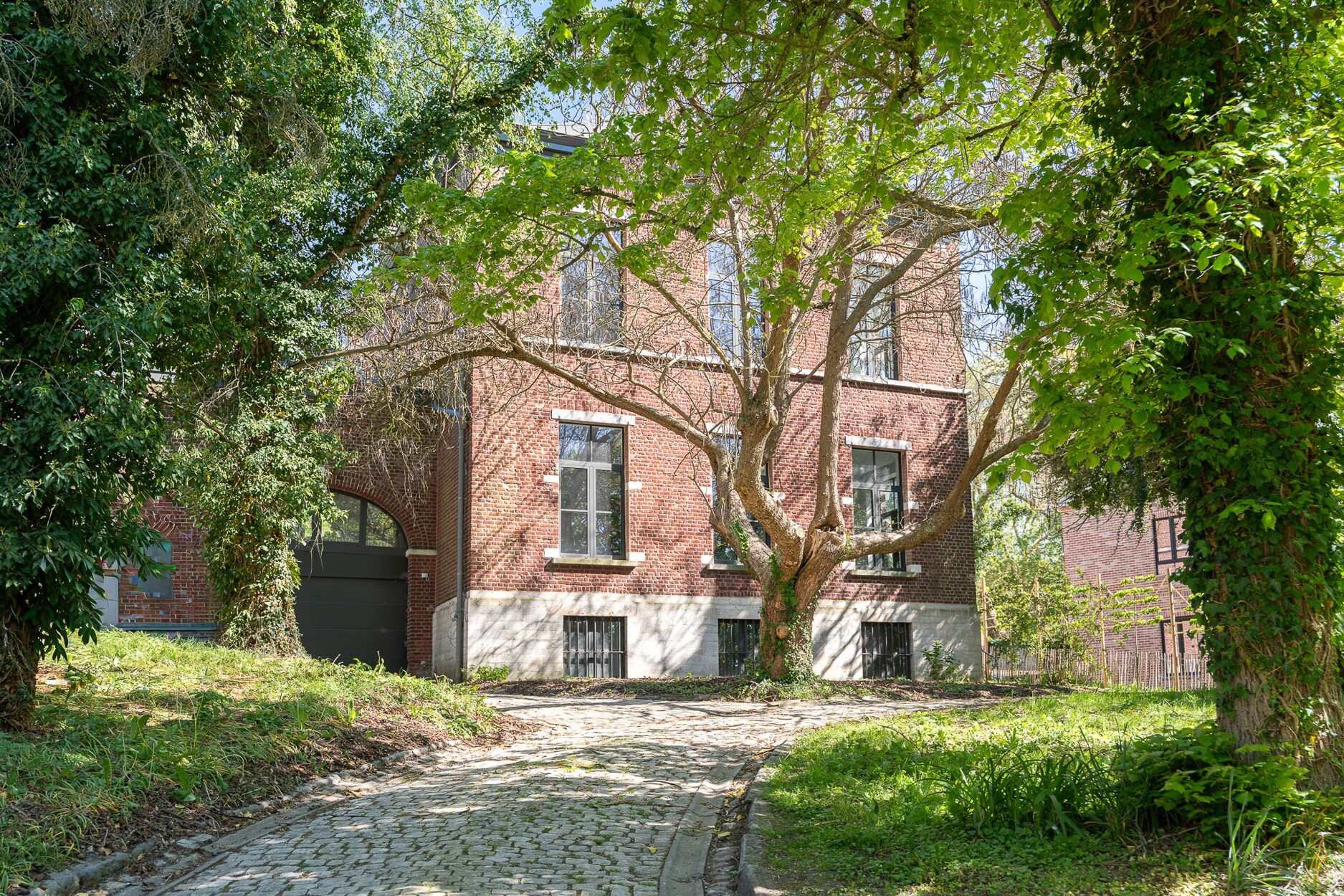Gerestaureerd herenhuis met bijgebouw