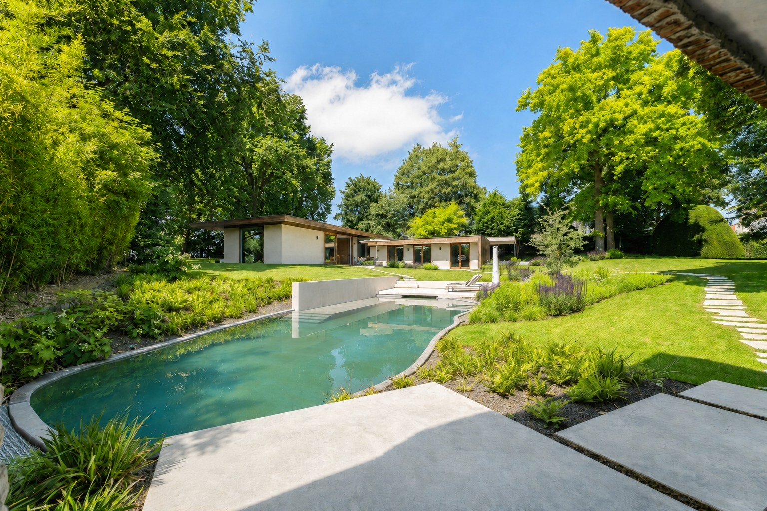 Grimbergen - Hedendaagse gelijkvloerse villa met bijgebouw