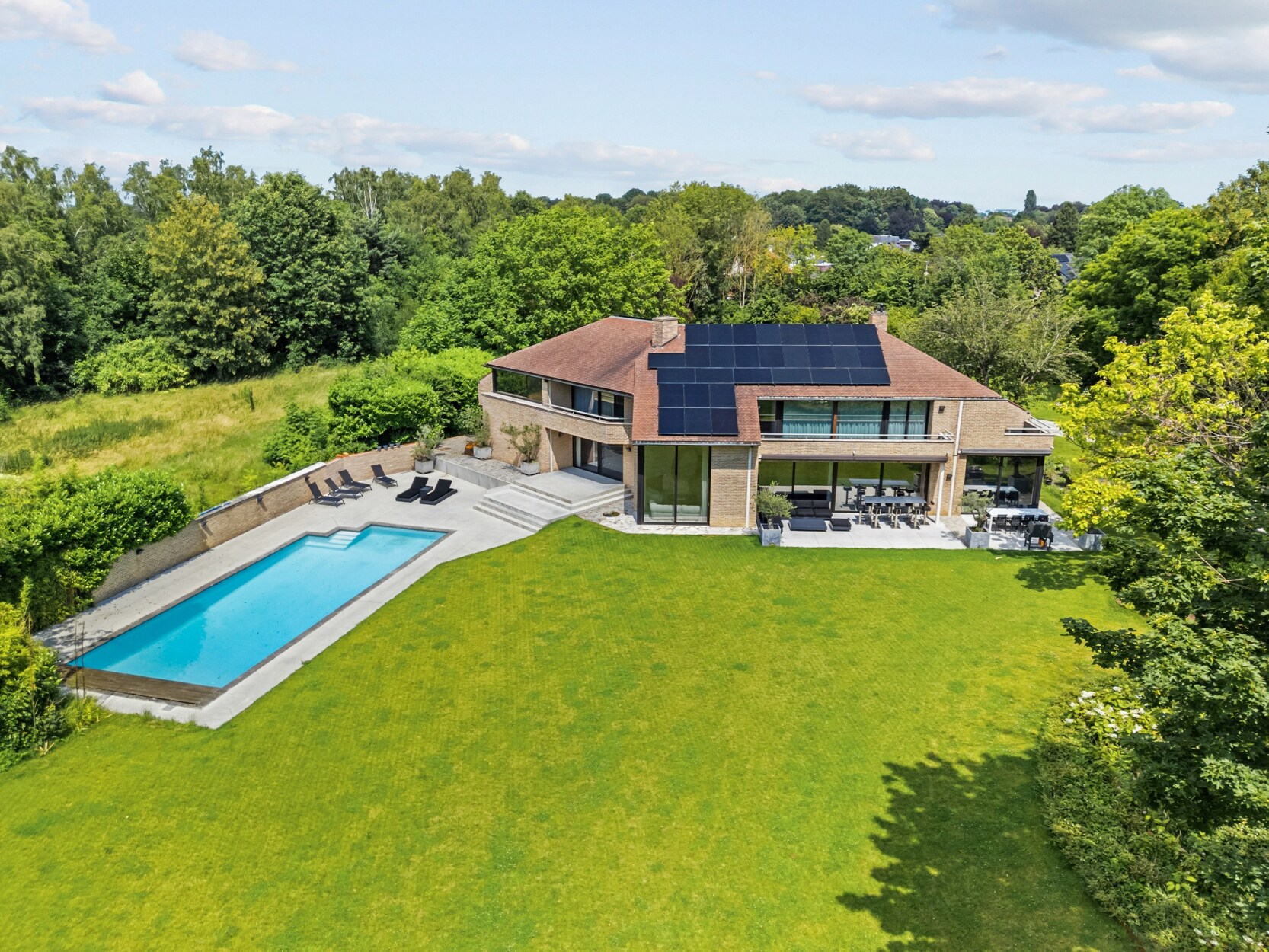 Exclusieve gerenoveerde villa met zwembad en topafwerking