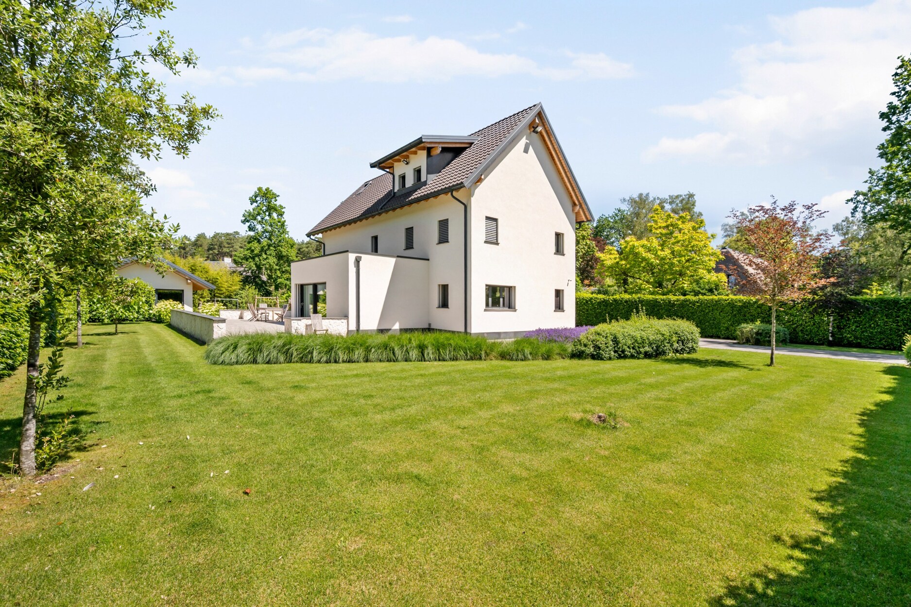 Zeer recente energiezuinige villa met bijgebouw