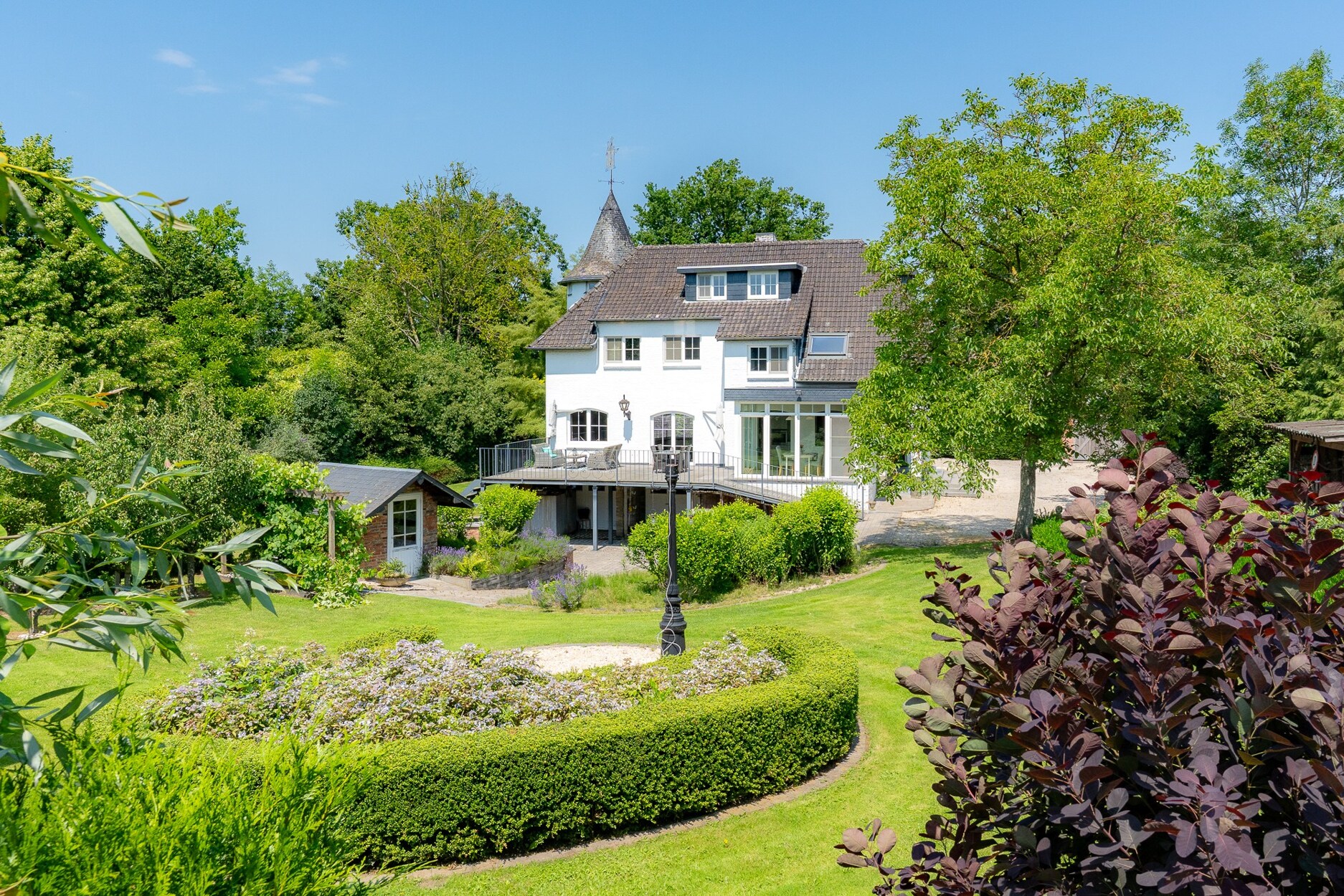 Exclusieve karaktervilla op een domein van 2.471 m² met parktuin, torenkamer en uitzonderlijke privacy te Hasselt.
