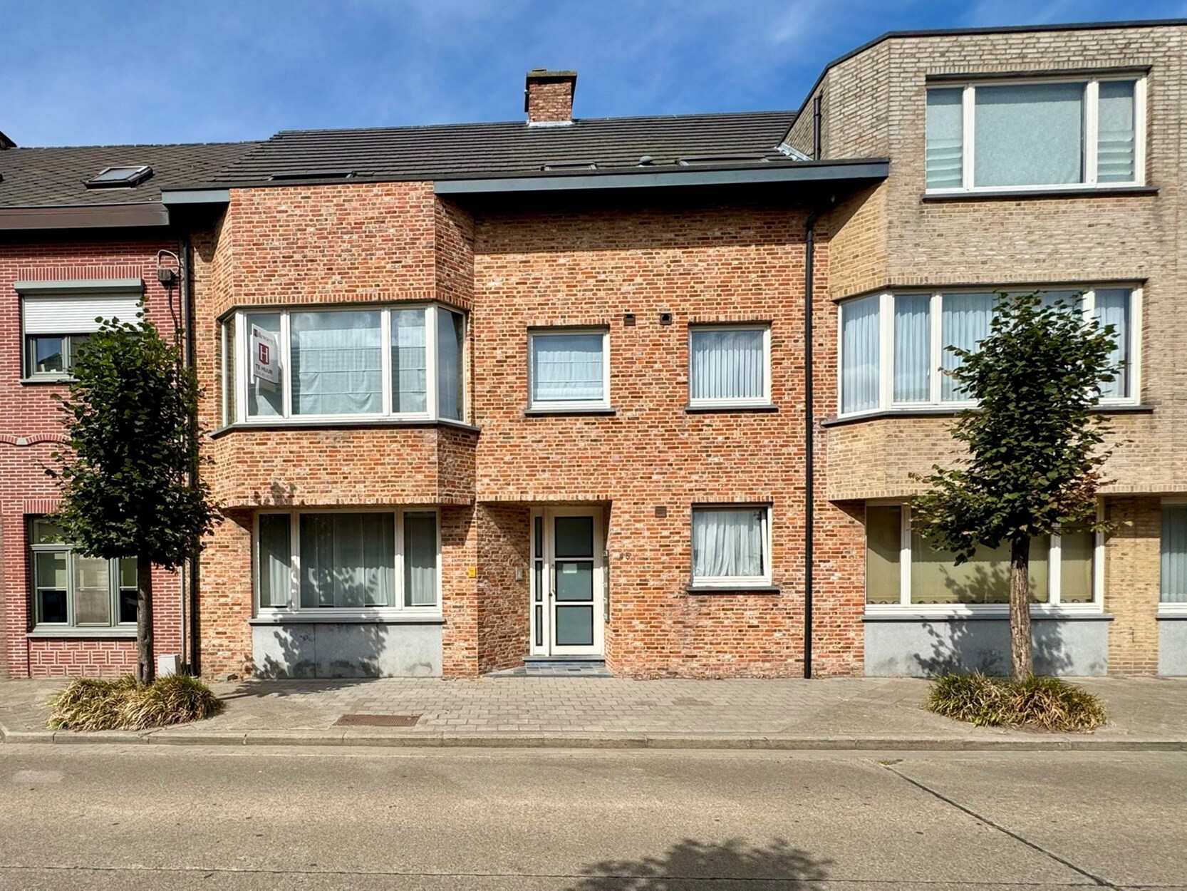 Leuk 2 slaapkamer appartement met zeer ruim terras, garagebox en staanplaats