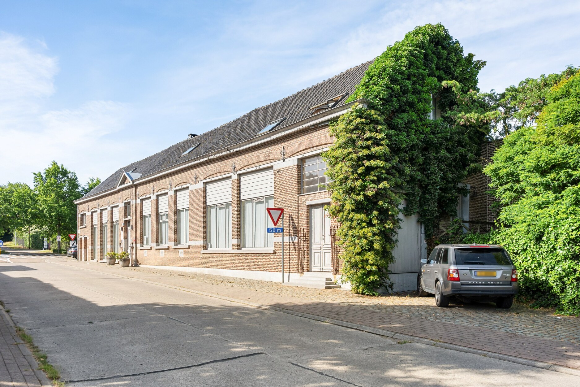 Karaktervol multifunctioneel gebouw met 590 m² bruikbare oppervlakte, tuin en ruime parkeermogelijkheden.