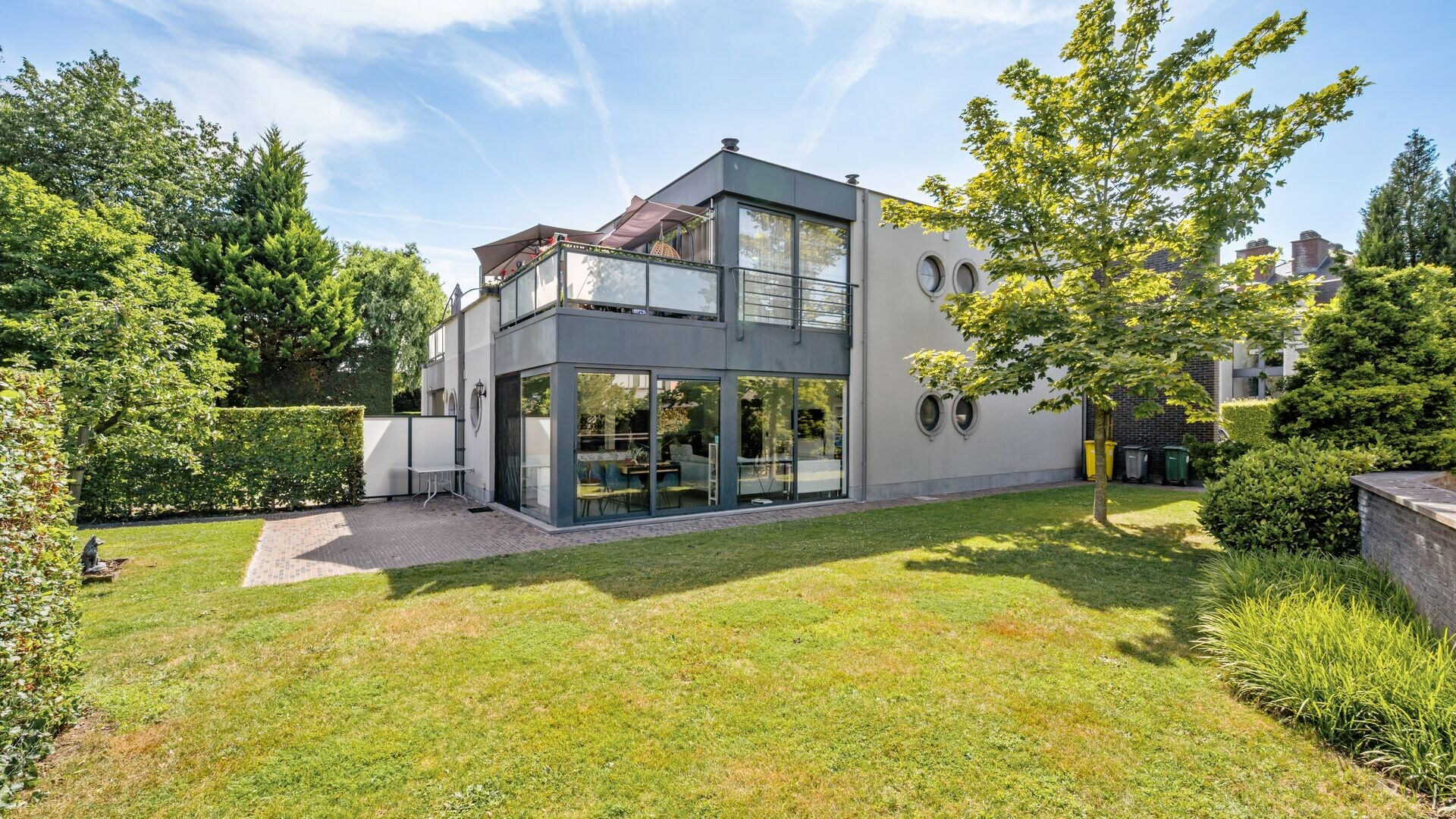 Gelijkvloers appartement met ruime tuin en dubbele garage te Hoogstraten!