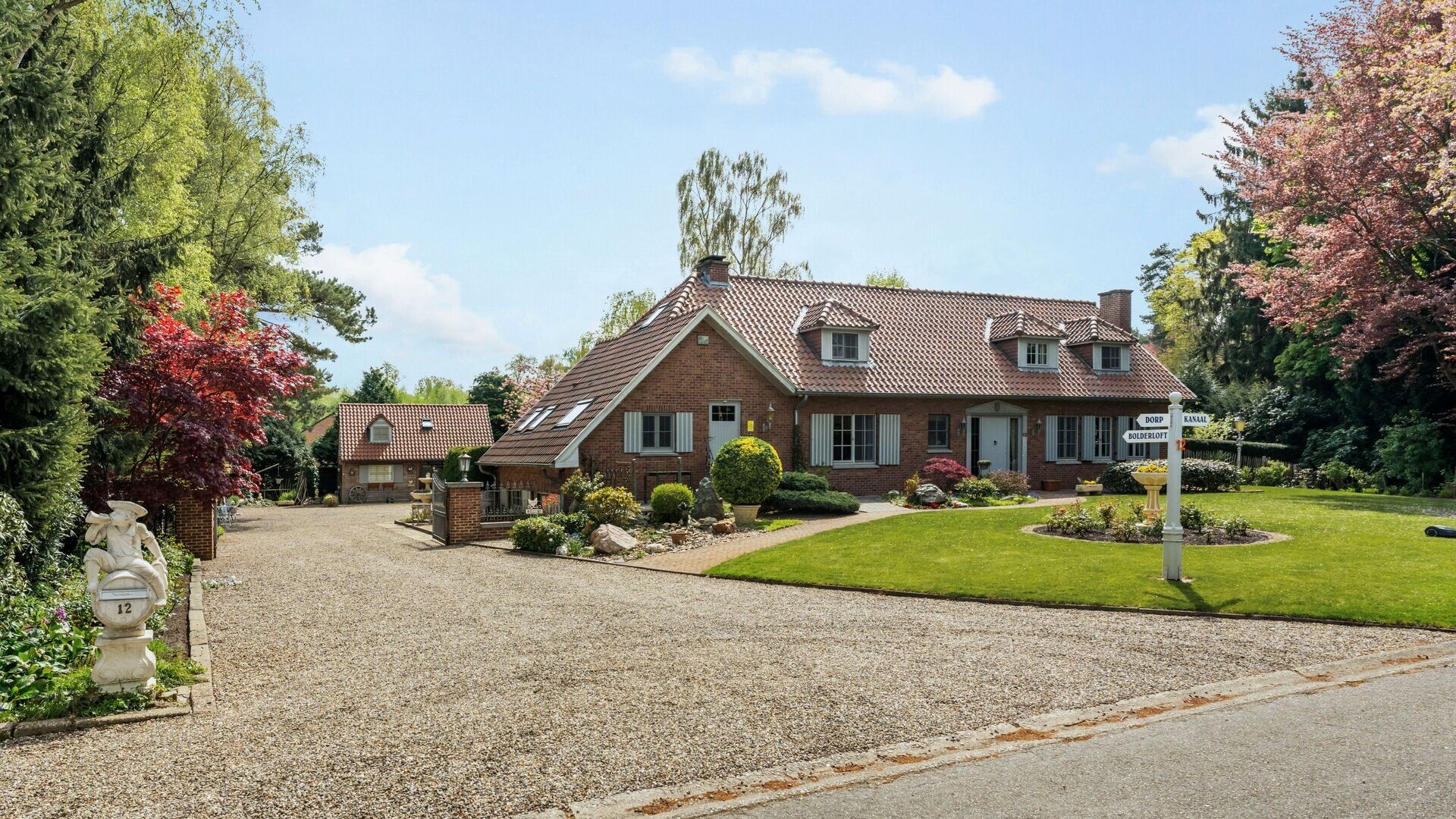 Statige villa van +-424m² met vakantiewoning op toplocatie en groen terrein van +-2539m² in Bolderberg.