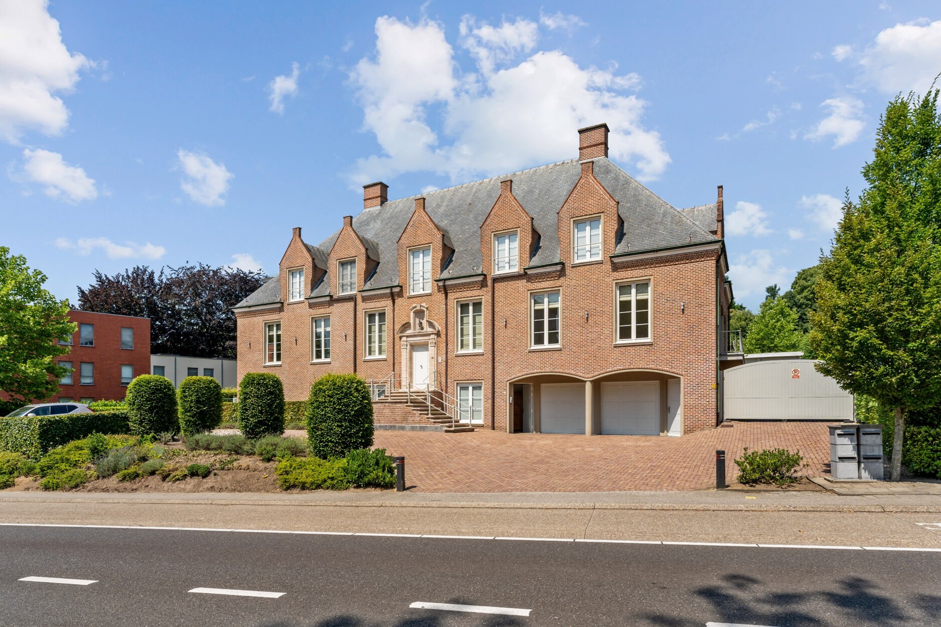 Exclusief gelijkvloers en luxe villa-appartementment van 265m² op een groen terrein van  390m² te Genk.
