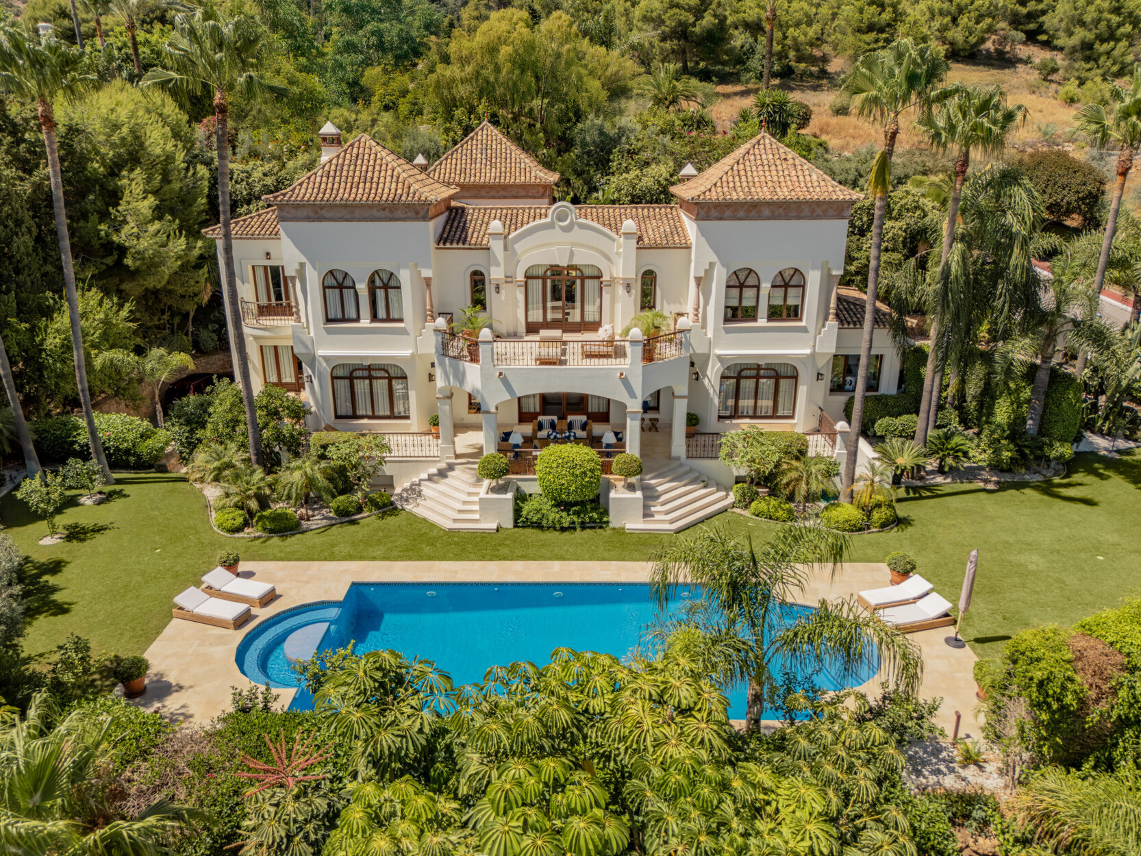 Een voorname mediterrane villa in Sierra Blanca, Marbella
