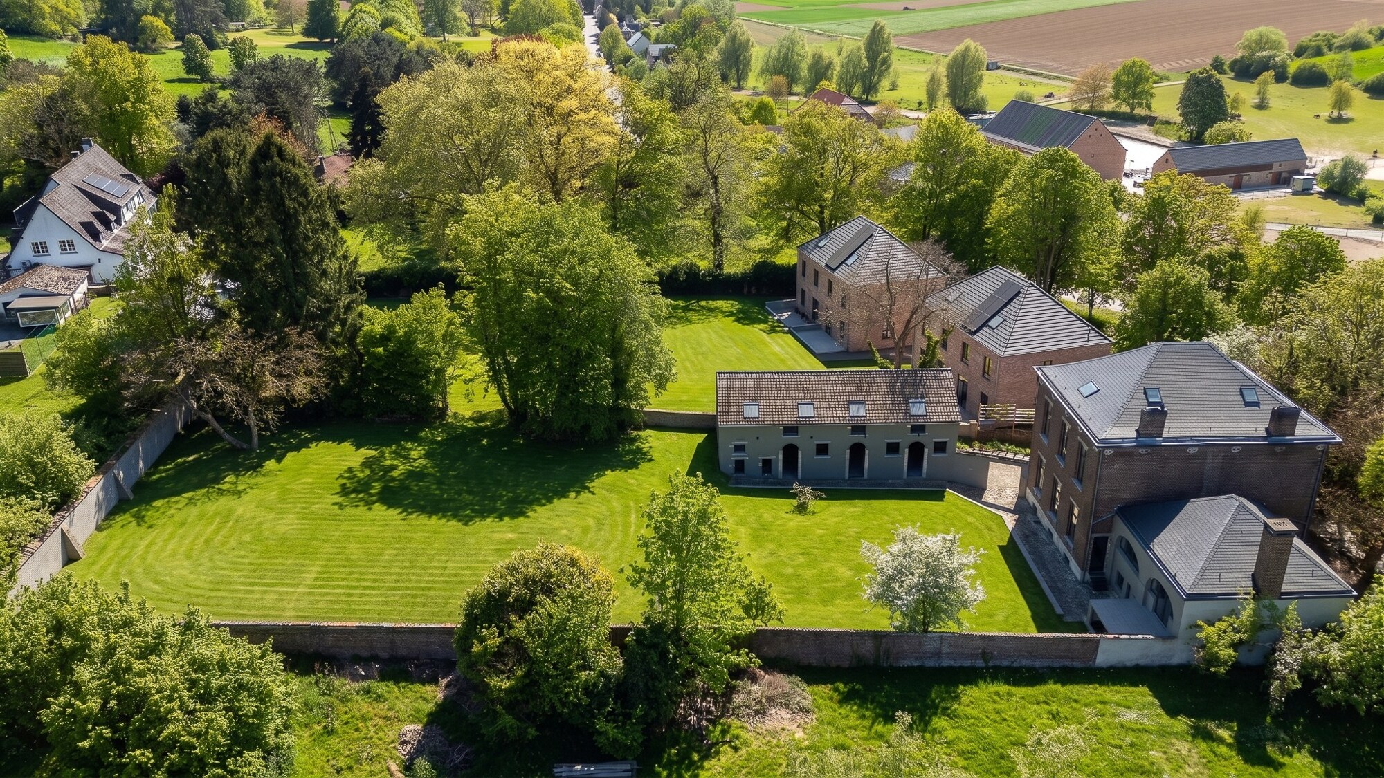 Gerestaureerd herenhuis met bijgebouw