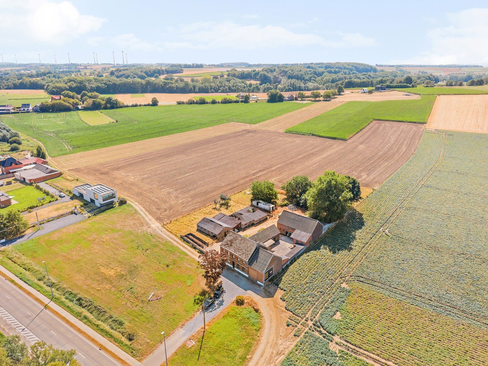 Te renoveren vierkantshoeve met stallingen op 19.202m²