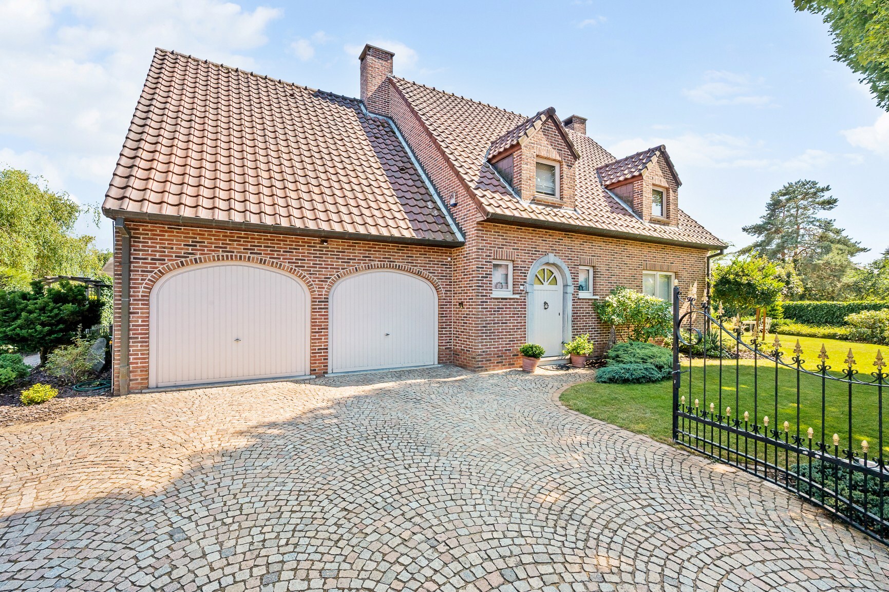 Instapklare en uitstekend onderhouden gezinswoning met 4 slaapkamers op een terrein van 908m² te Genk.