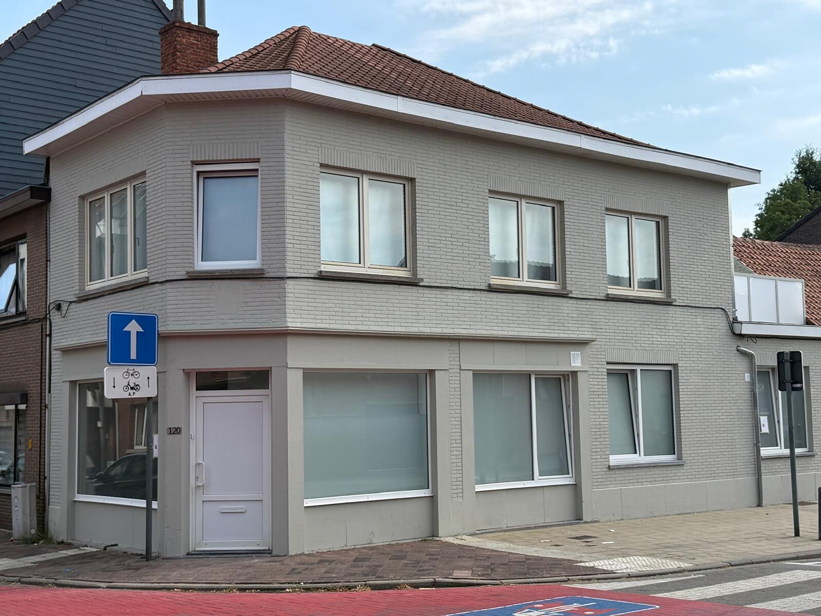 Degelijk gerenoveerde halfopen woning met garage en terras in het hart van Runkst (Hasselt)