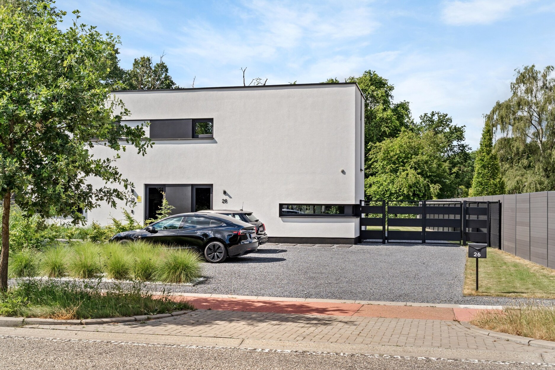 Instapklare BEN-woning met onderhoudsvriendelijke tuin en uitstekende ligging nabij ZOL te Genk.