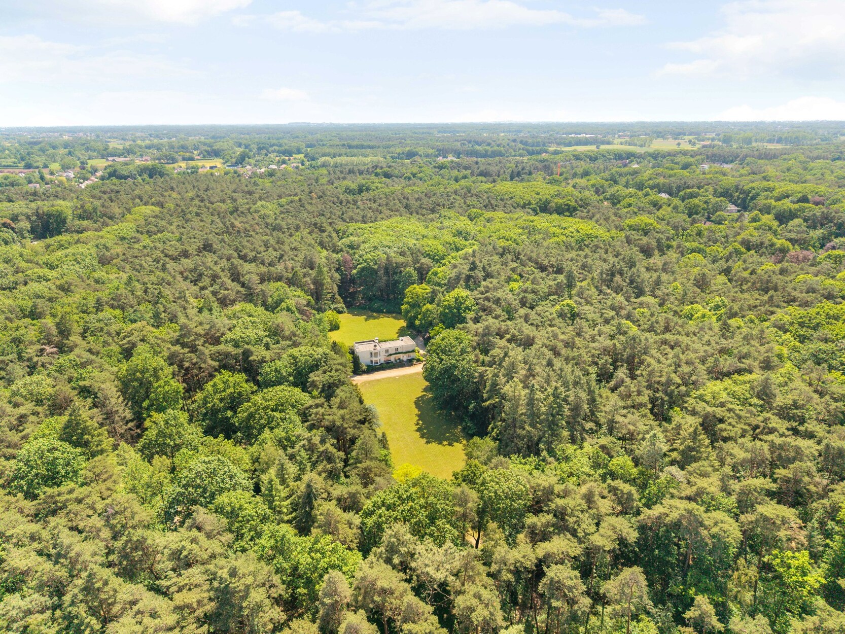 Unieke villa op een uitzonderlijk domein van ca. 8,4 ha