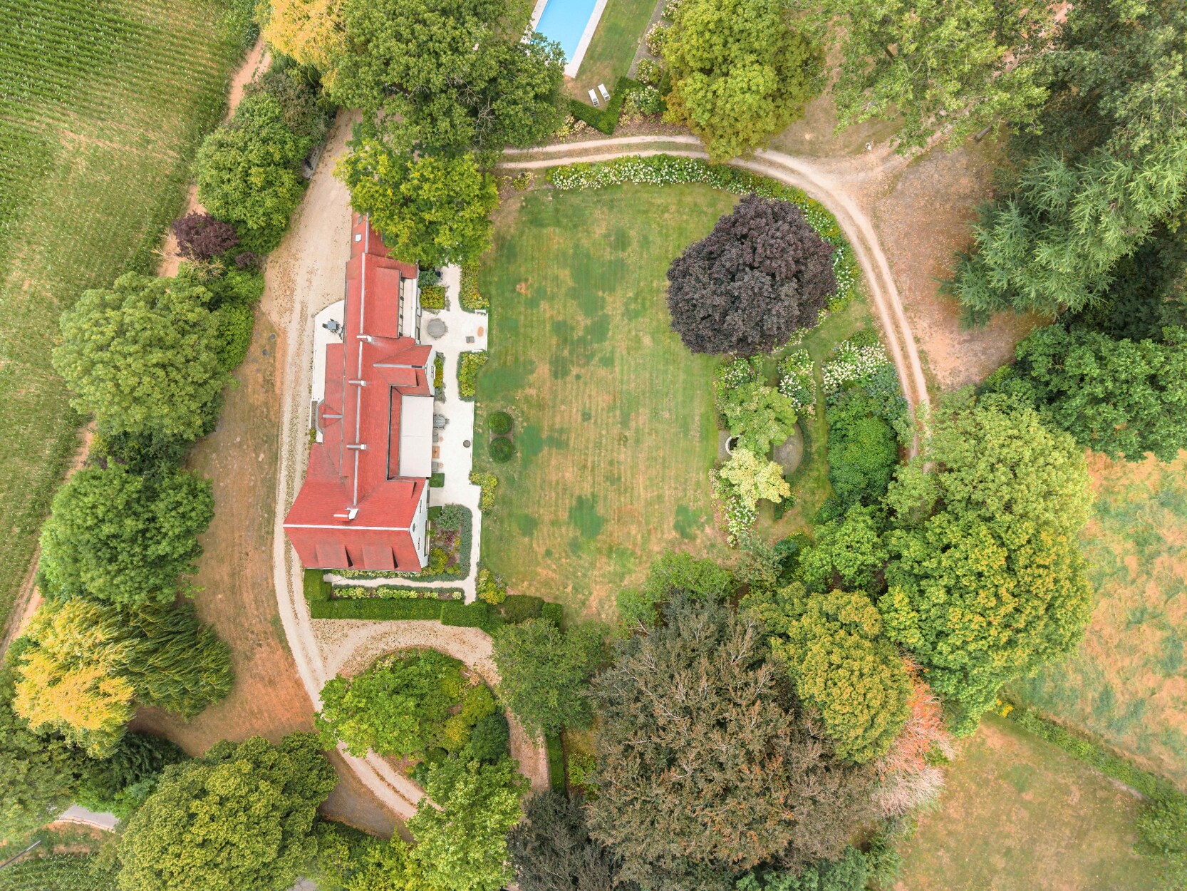 Luxueus gerenoveerde villa op uniek privédomein