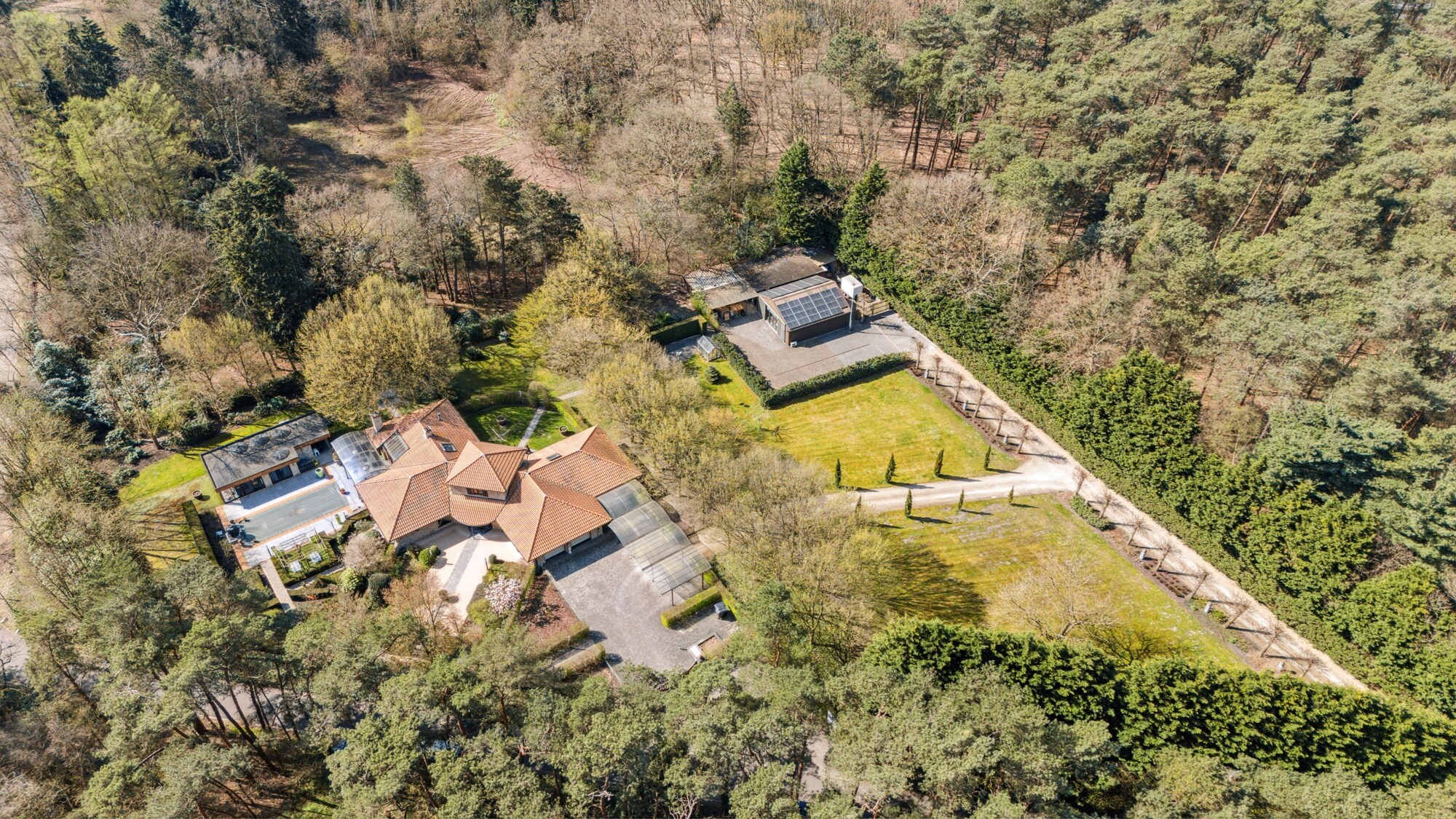 Spaanse villa op 8.670 m² in Schoten 