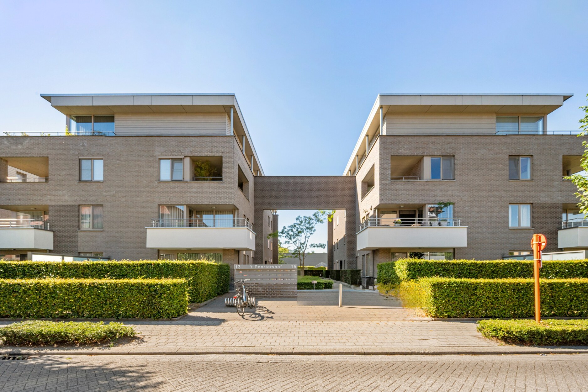 Instapklaar appartement met 2 slpks, autostaanpl. en kelderberging in centrum
