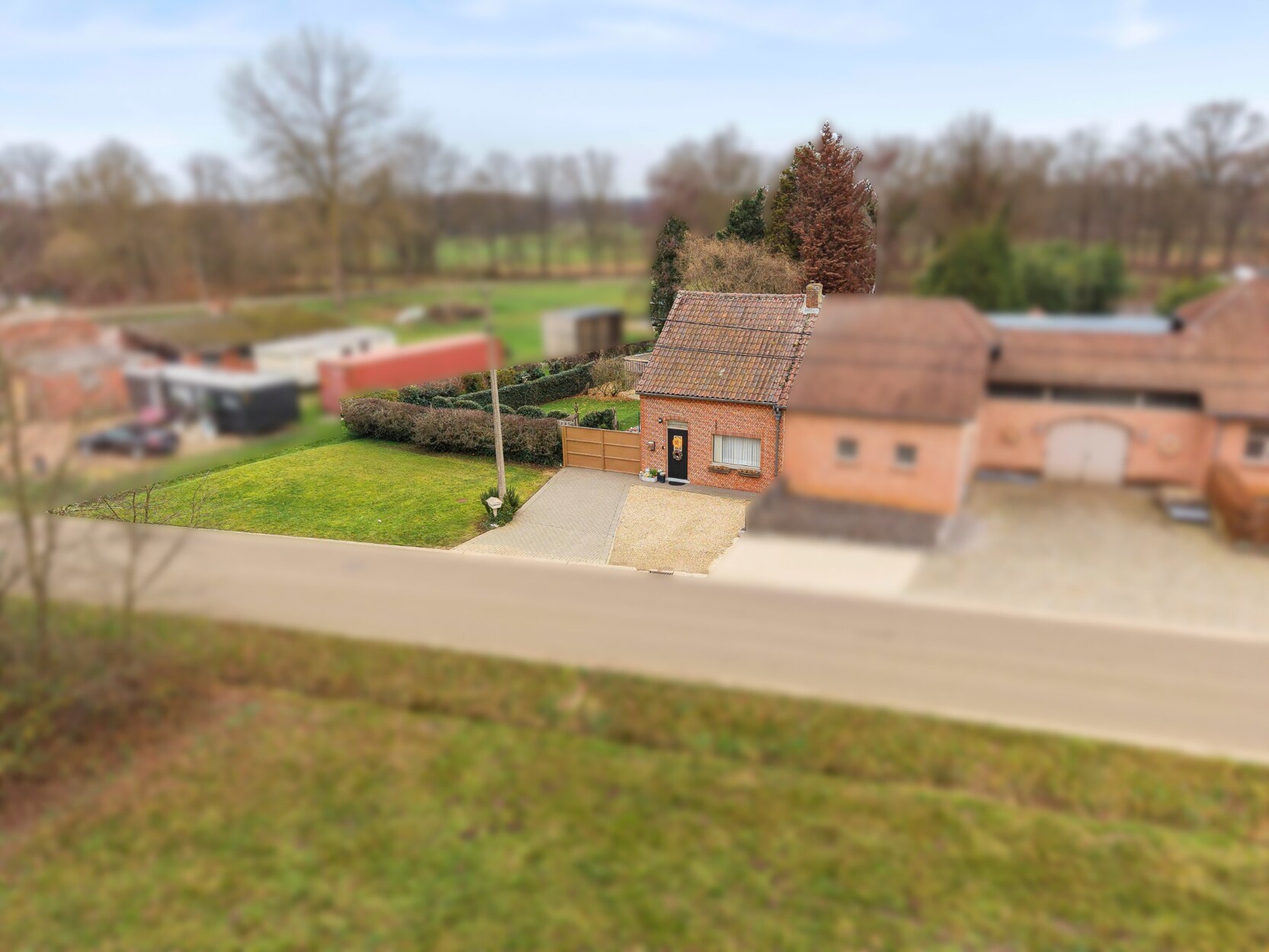 Halfopen bebouwing op ruim perceel van 1299m² in rustige buurt te Lummen.