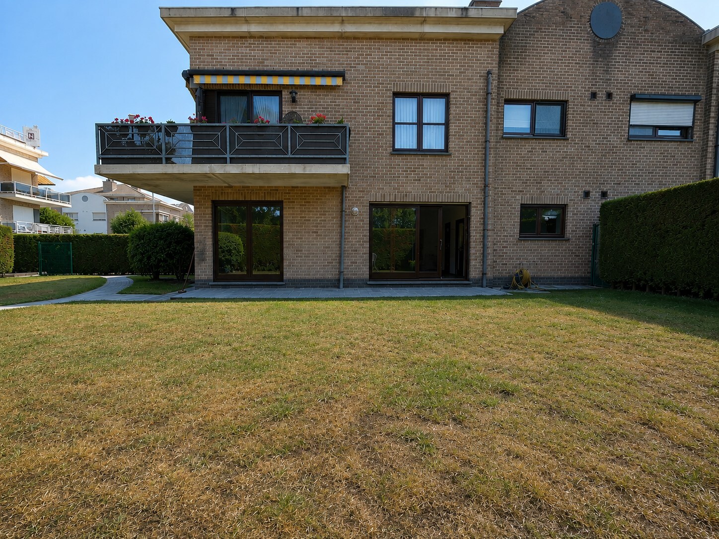 Gerenoveerd gelijkvloers appartement
