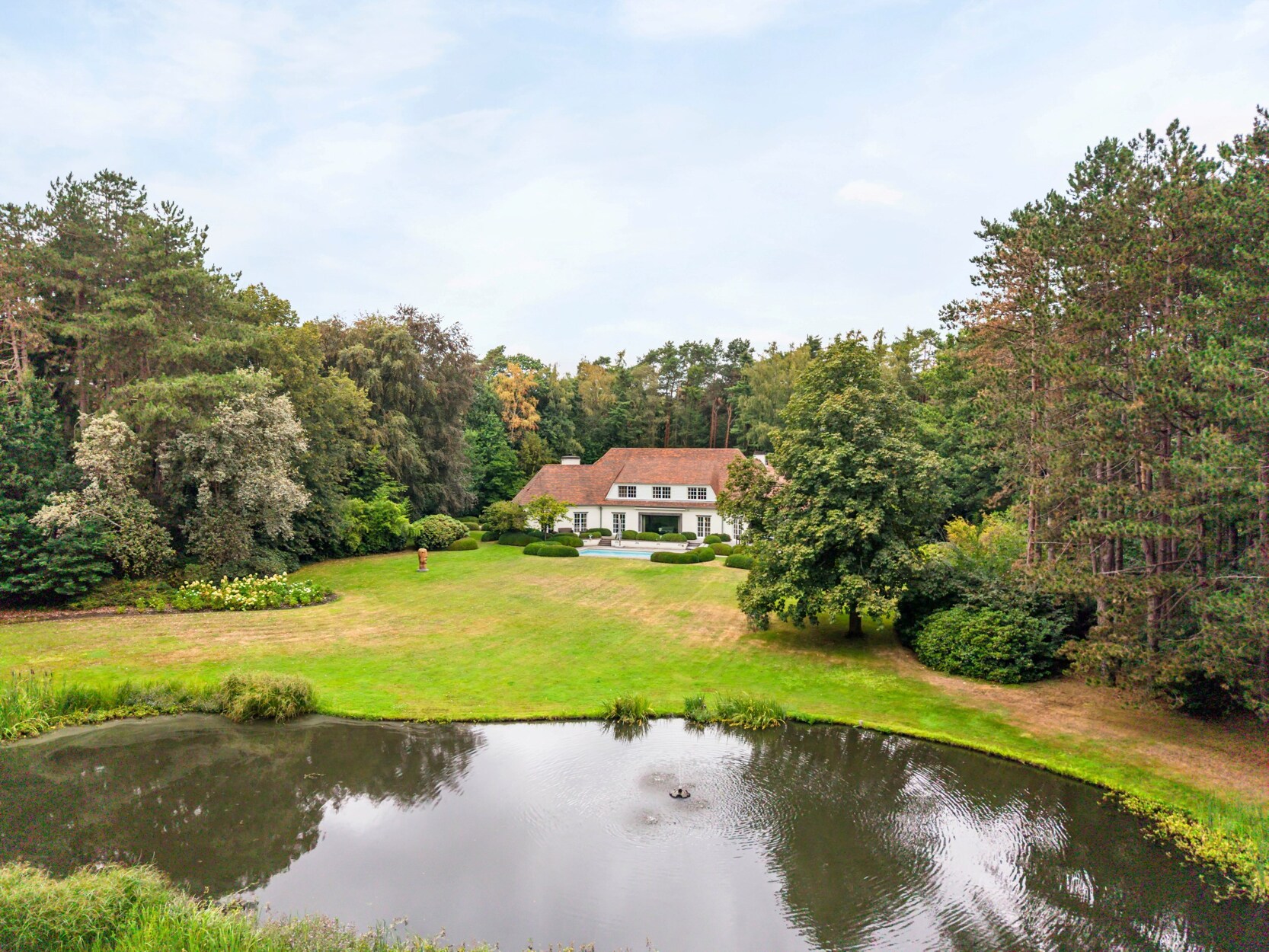 Uitzonderlijk landhuis op privédomein van ruim 1,6 hectare