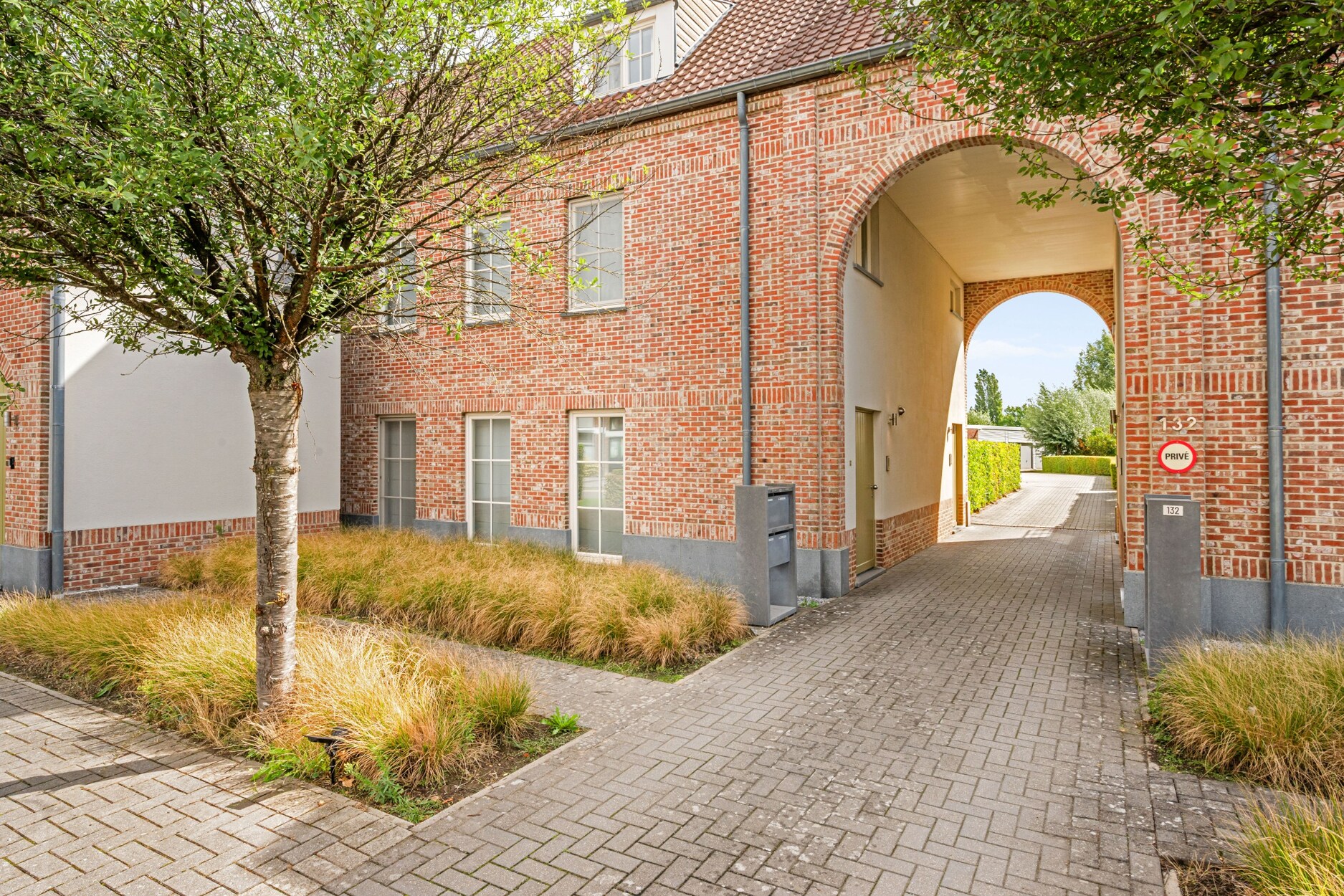 Instapklaar en perfect afgewerkt duplex appartement met 3 slpks/ruim terras en gemeenschappelijke tuin met zwembad te Hasselt.