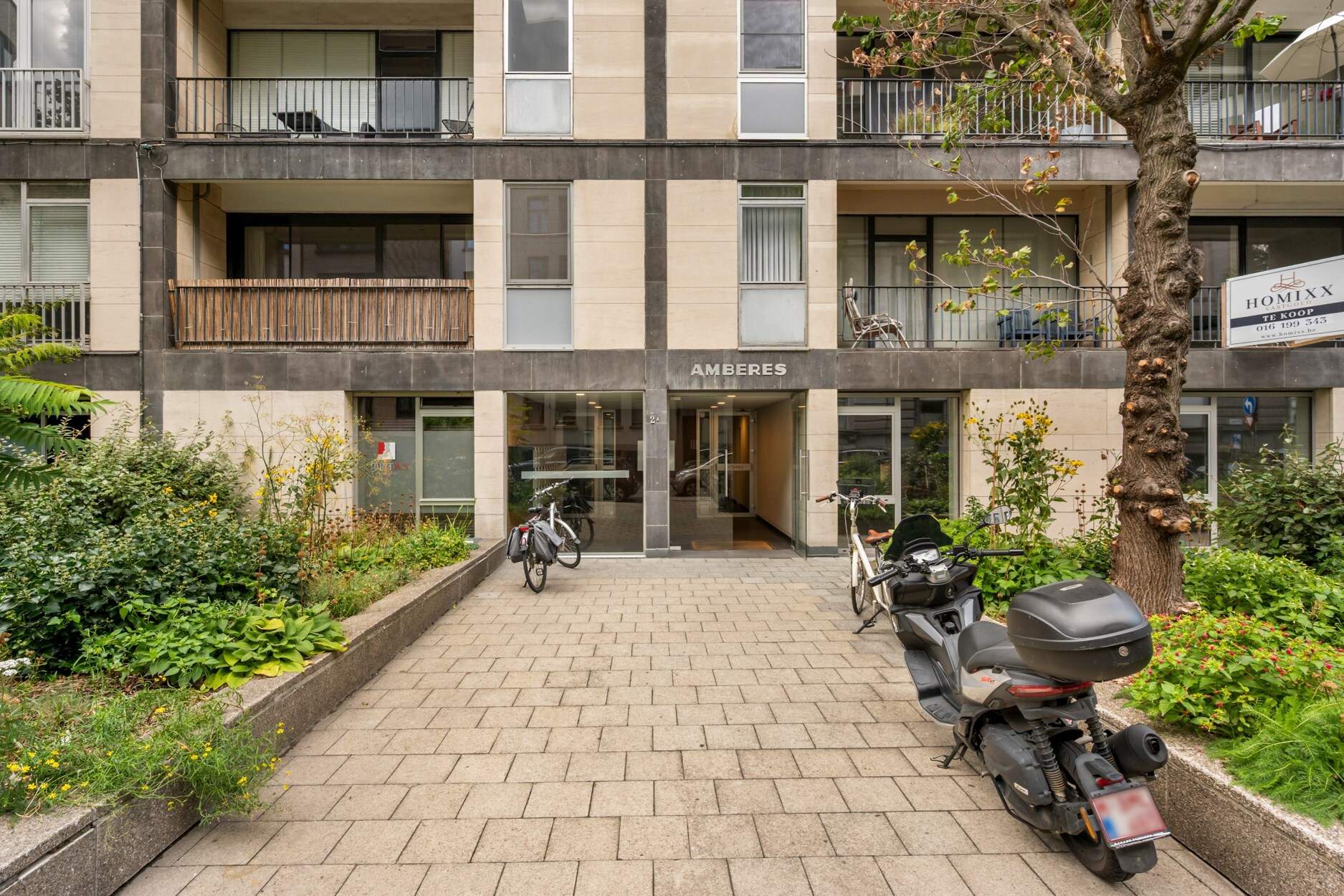 Ruim appartement met twee garageboxen