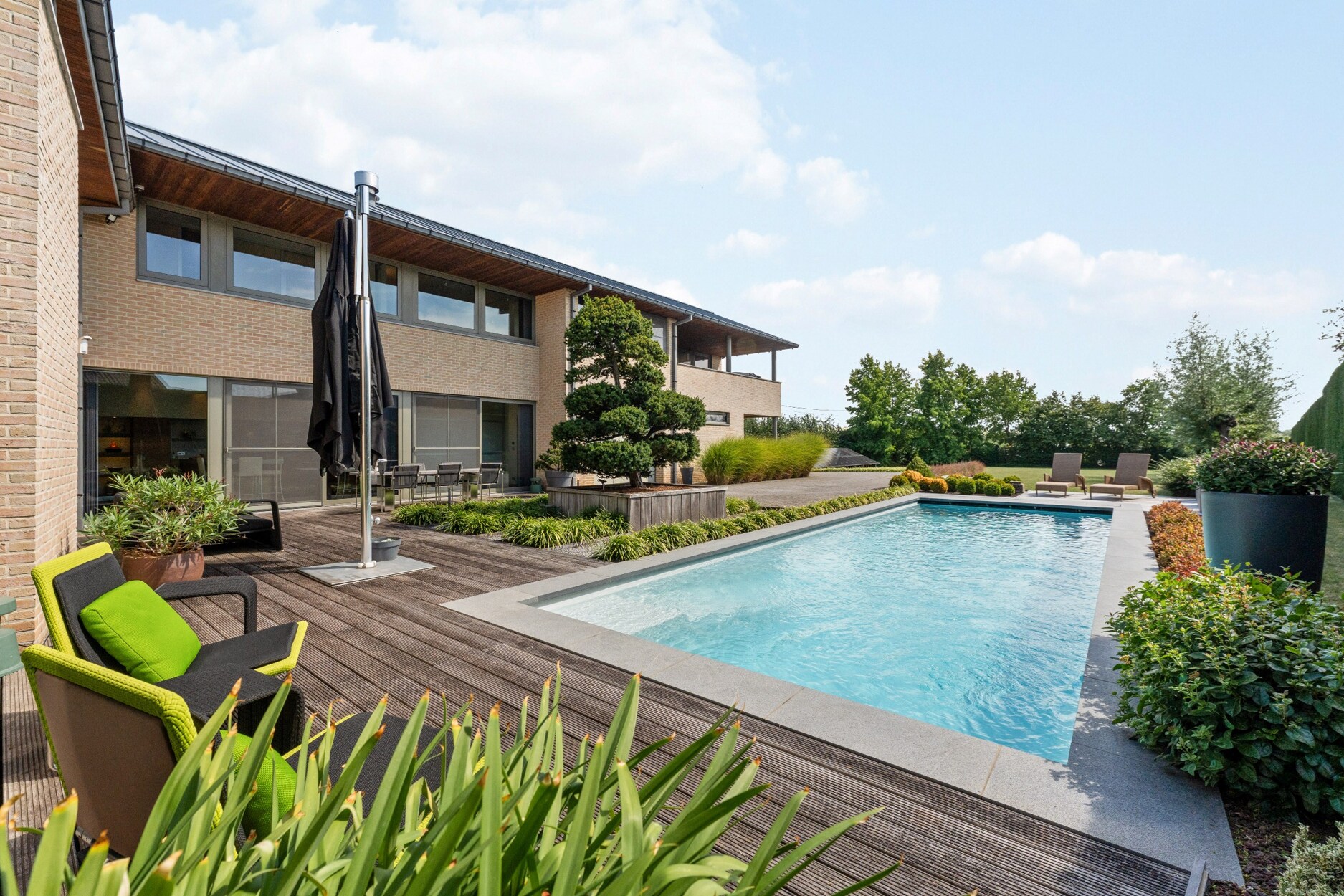 Moderne villa, luxueus afgewerkt met zwembad op ruim perceel