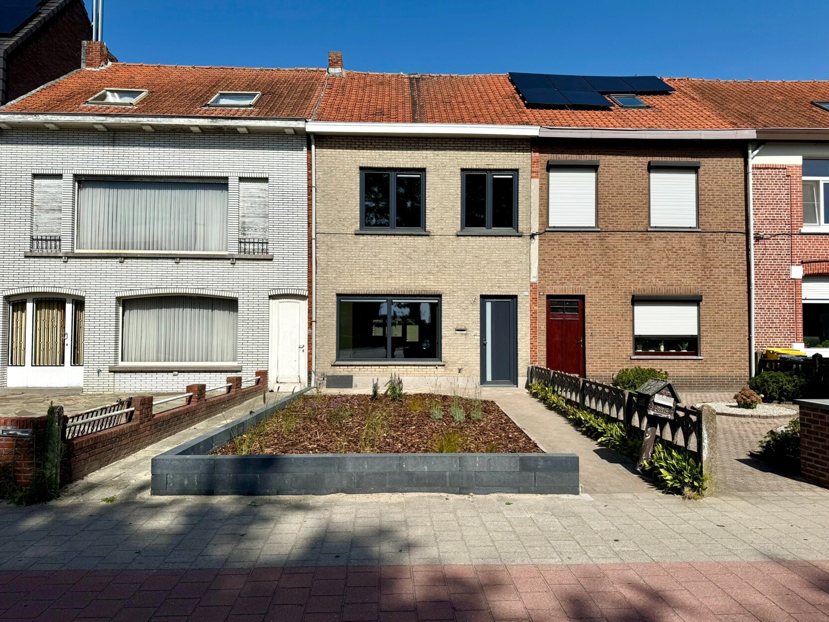 Gerenoveerde woning met 2 à 3 slaapkamers en een achtertuin.