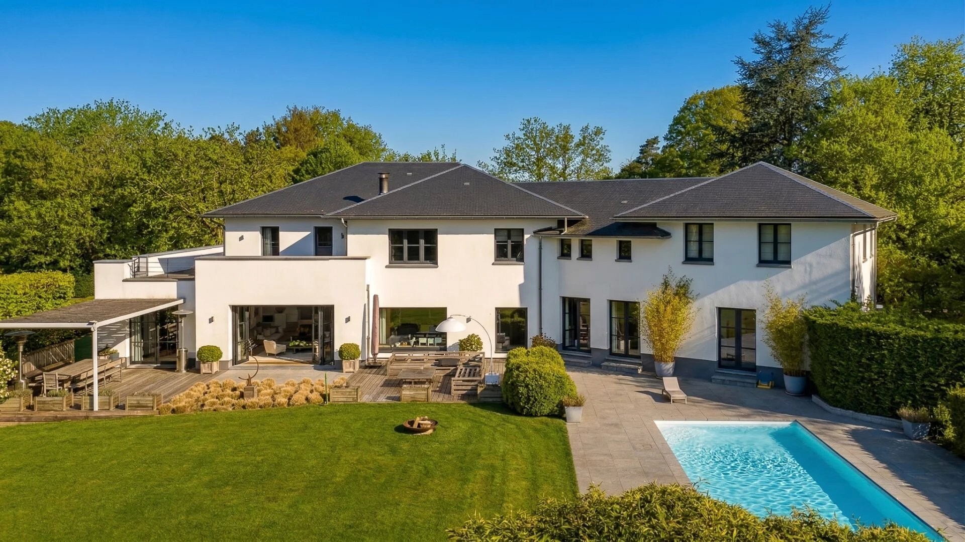 Luxe gerenoveerde villa met zwembad en tennisbaan in Ohain.